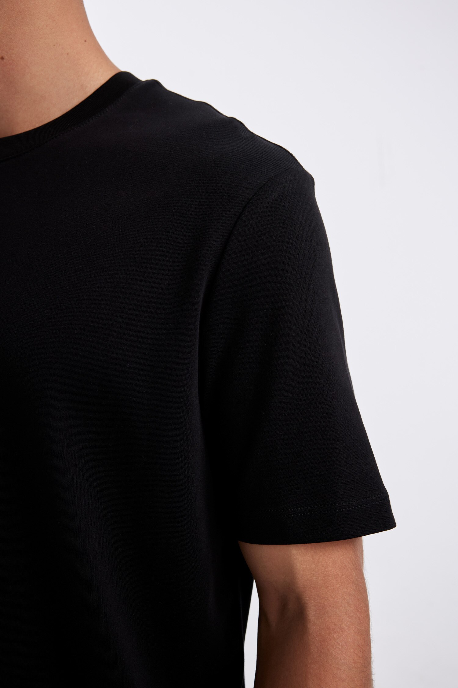 Black MAN Regular Fit Crew Neck Heavy Fabric Basic T-Shirt 3110634 ...