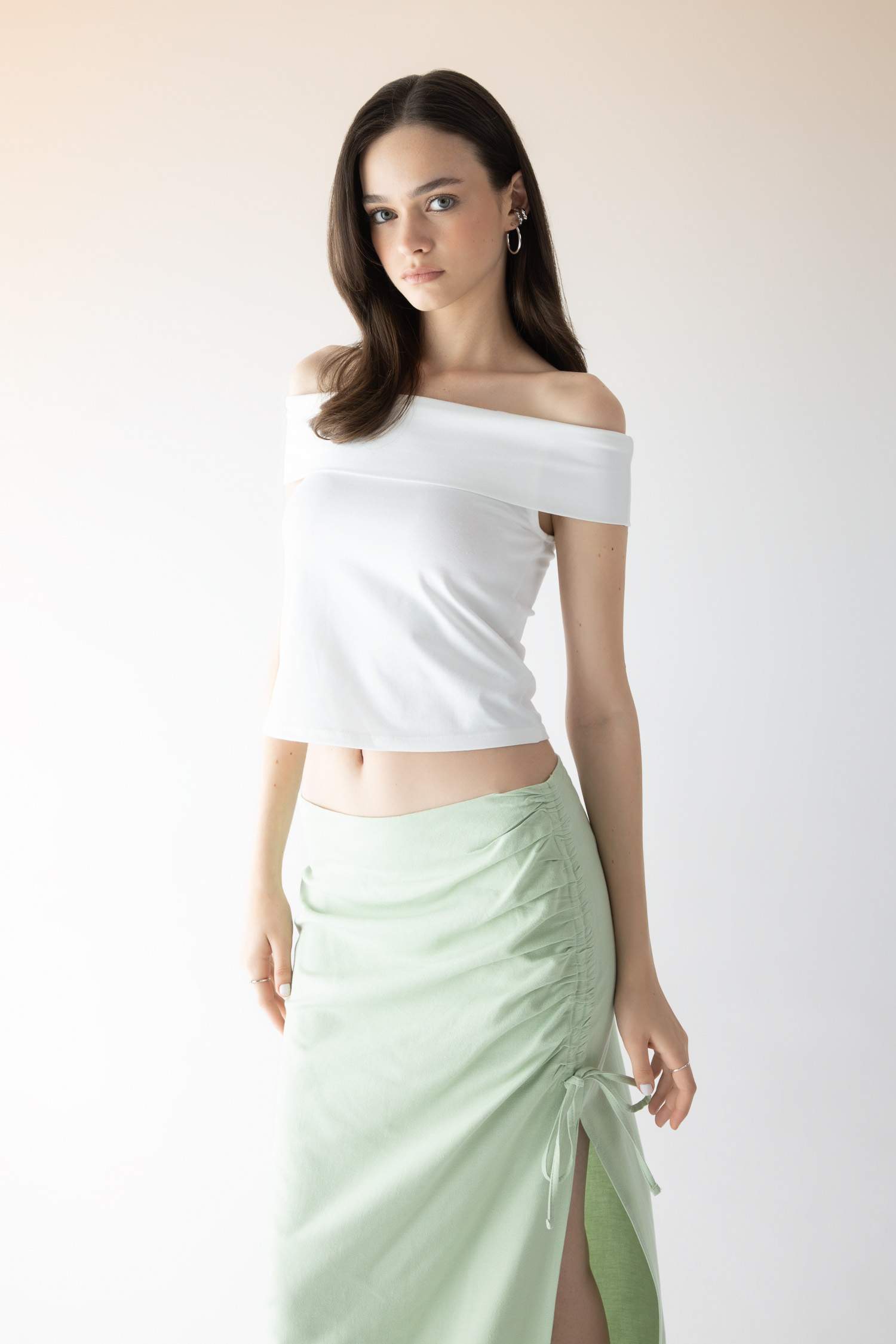 تيشيرت نص ردن ريبانا بكتف مفتوح