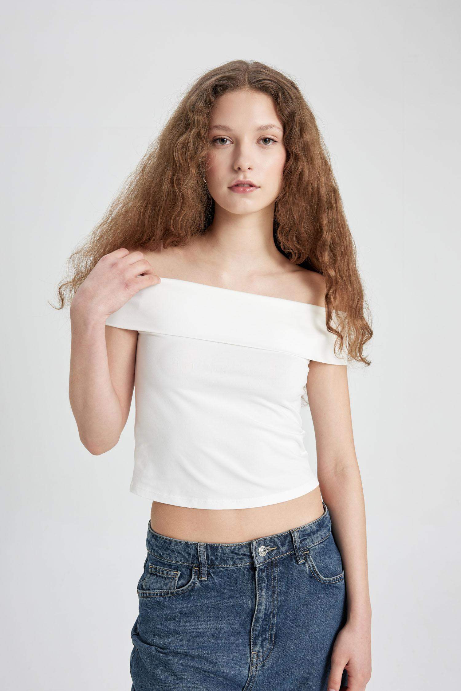 تيشيرت نص كم سليم فيت بكتف مفتوح