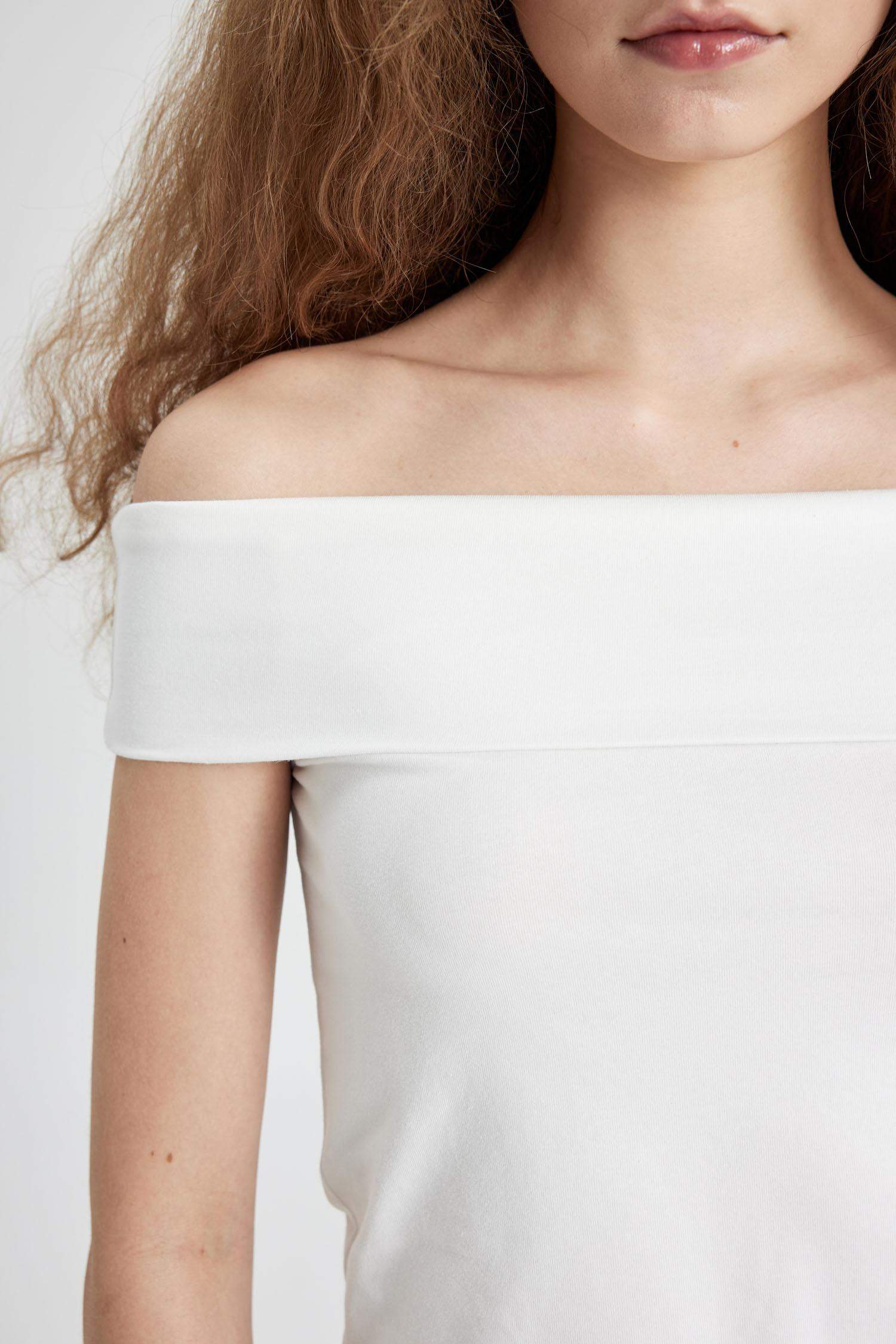 تيشيرت نص كم سليم فيت بكتف مفتوح