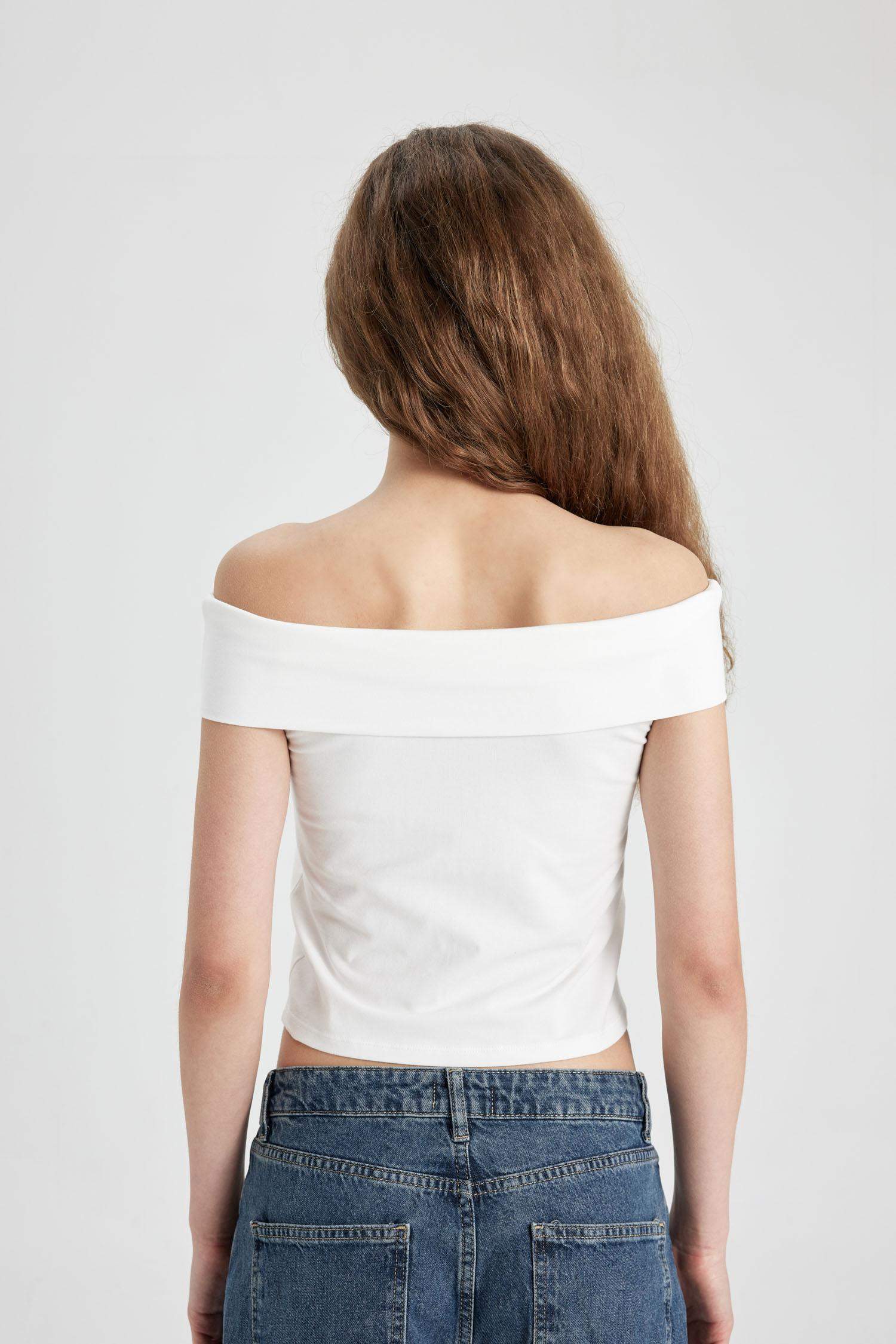 تيشيرت نص كم سليم فيت بكتف مفتوح