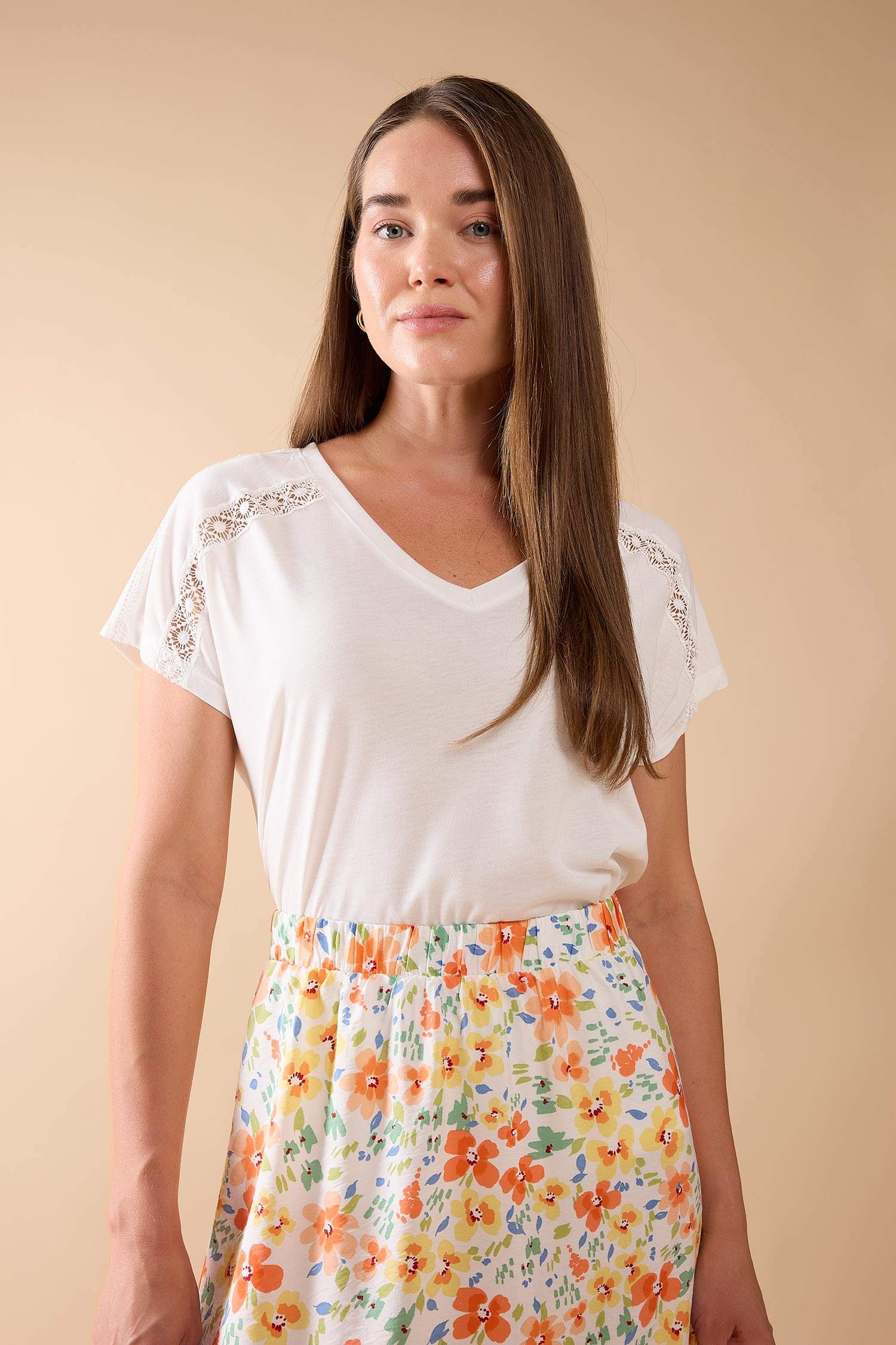 V Yaka Kısa Kollu Tişört