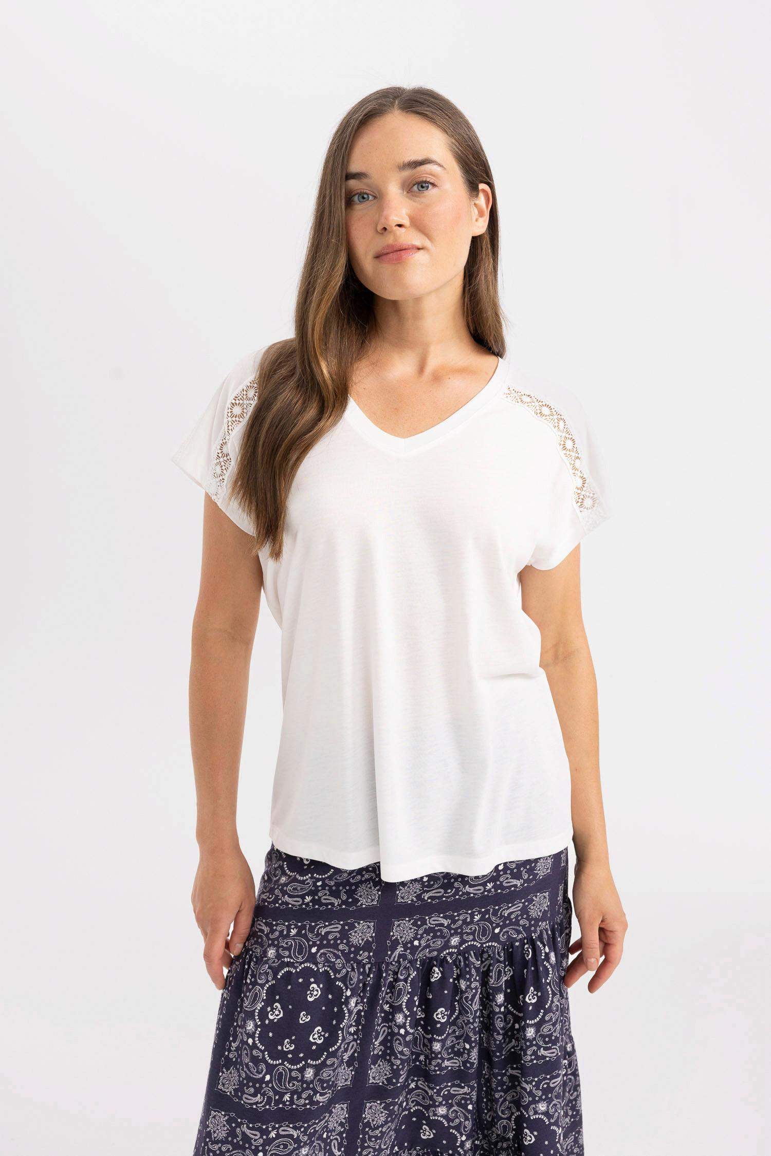 V Yaka Kısa Kollu Tişört