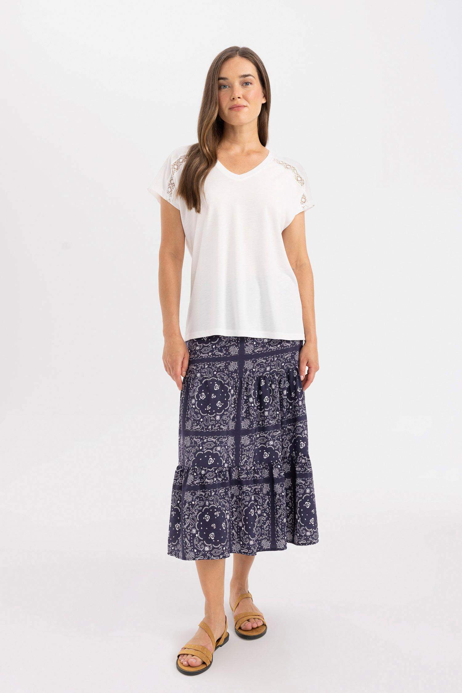 V Yaka Kısa Kollu Tişört