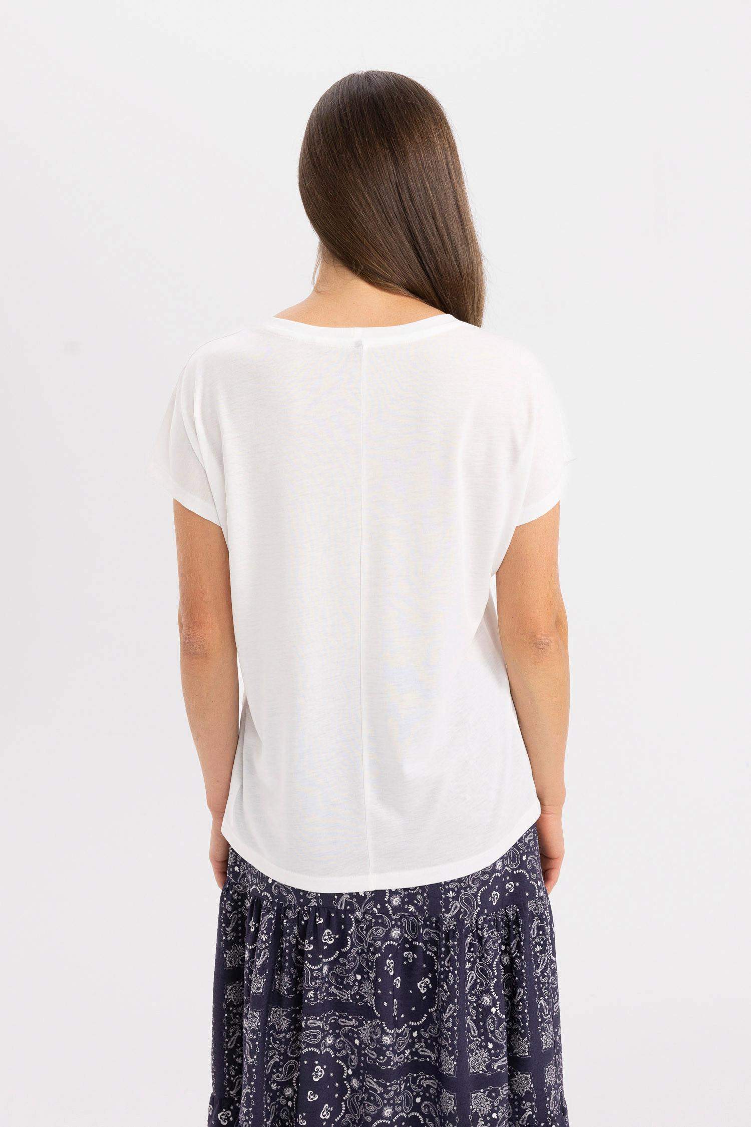 V Yaka Kısa Kollu Tişört