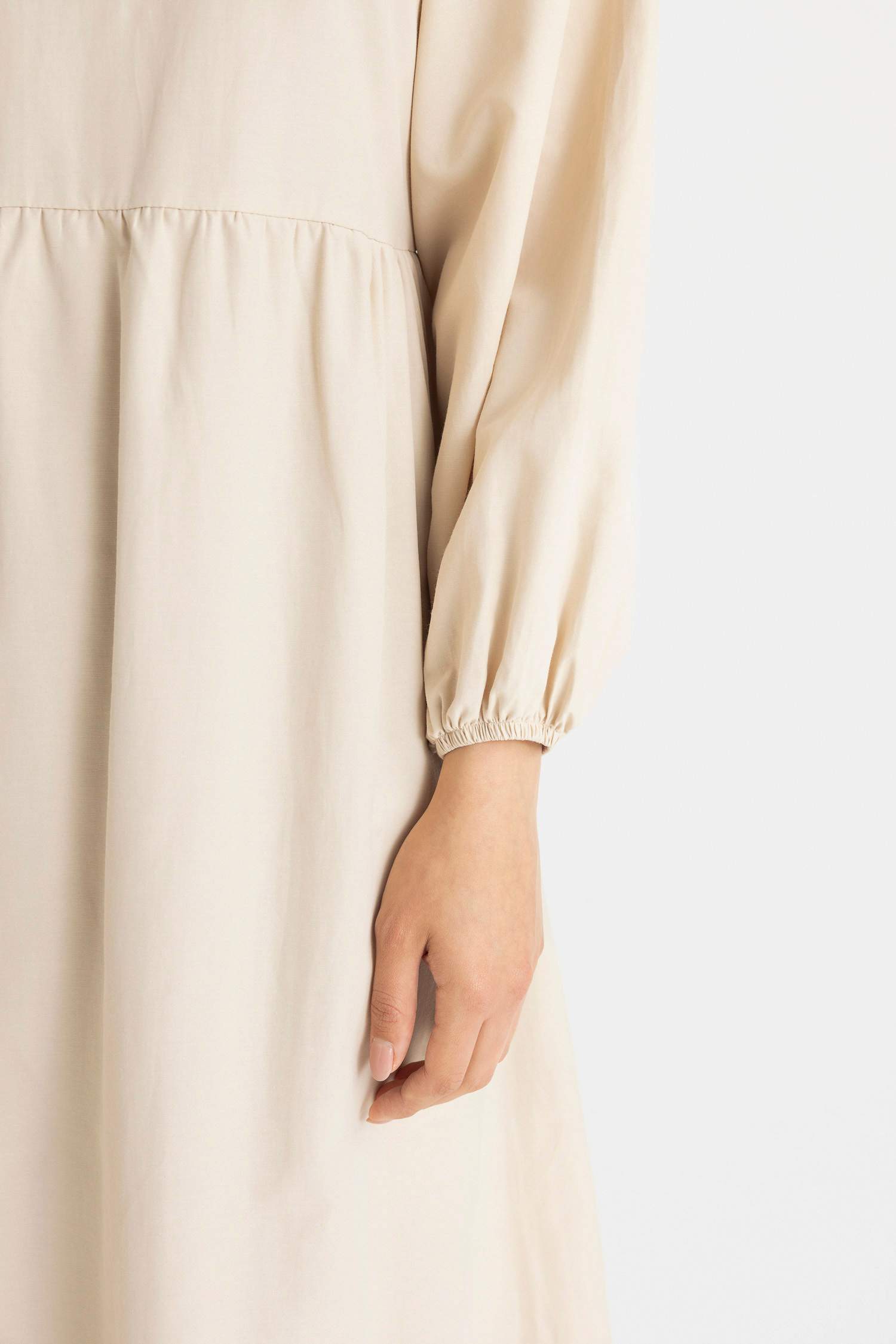 فستان طويل بوبلين بالون فيت بياخة مستديرة