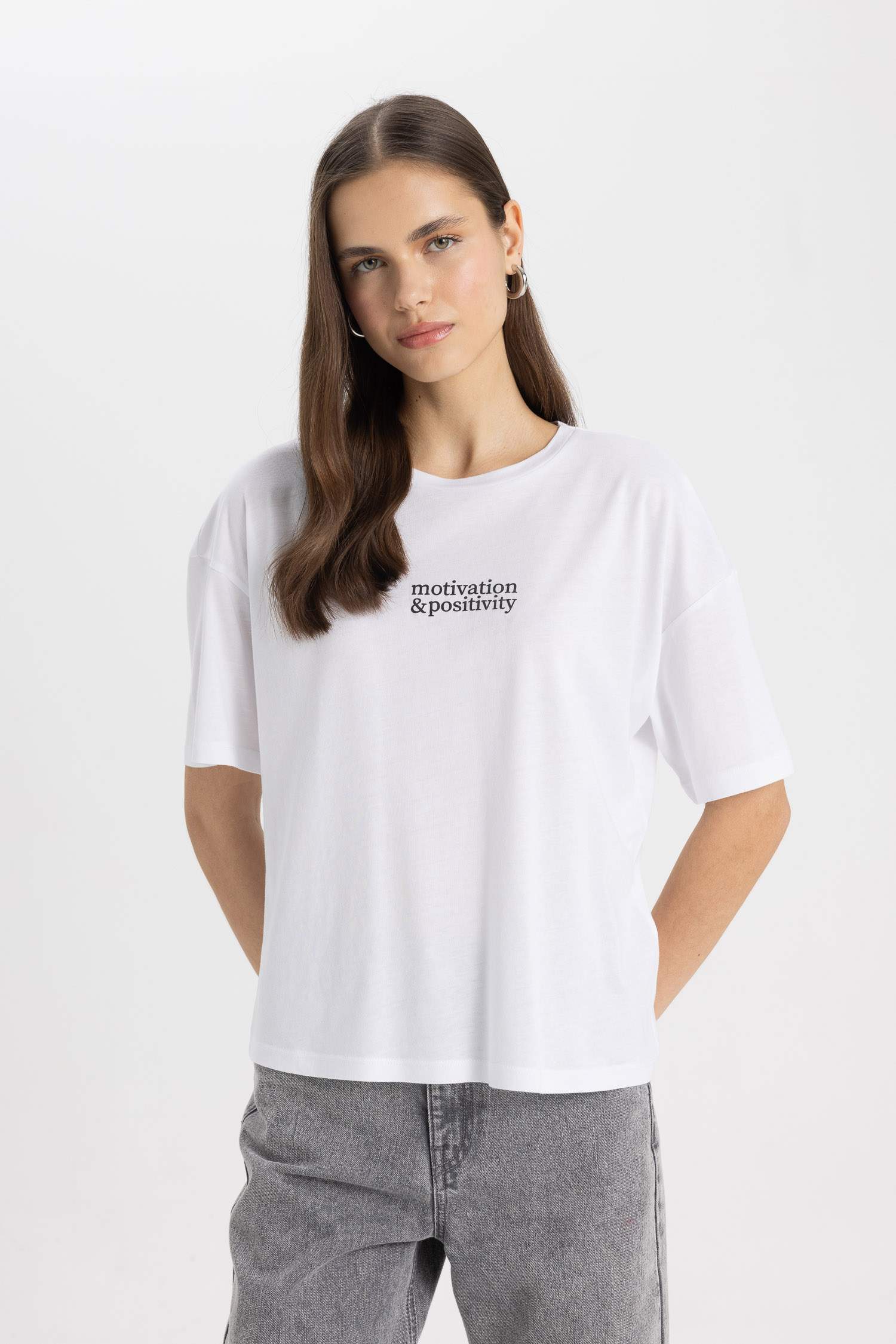 تي شيرت نص كم بطبعة شعار قصة مريحة وياقة مستديرة