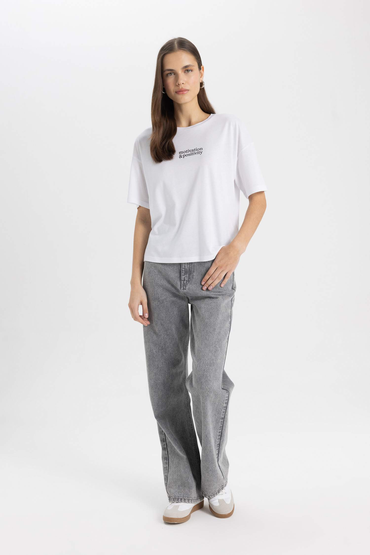 تي شيرت نص كم بطبعة شعار قصة مريحة وياقة مستديرة