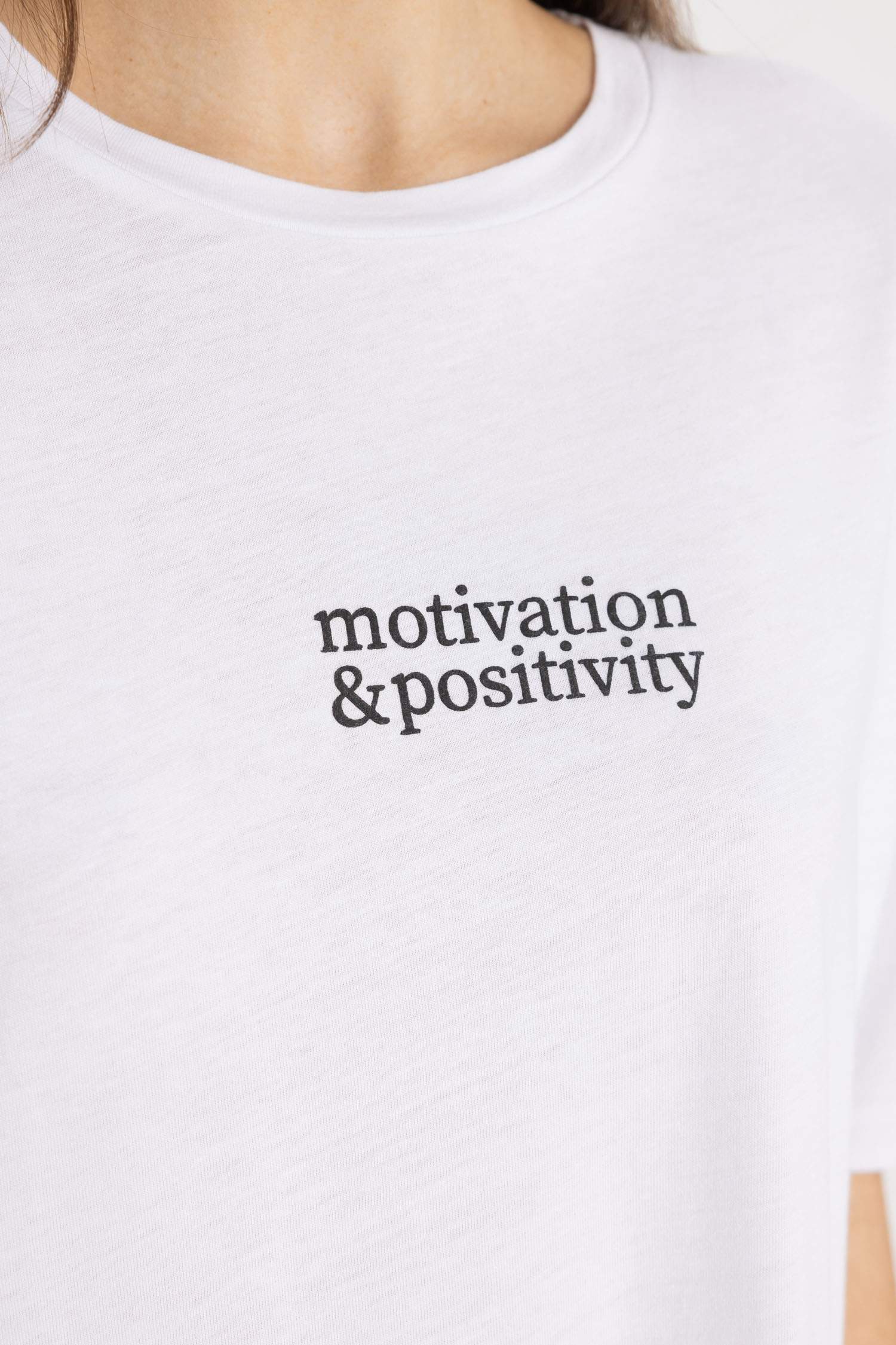 تي شيرت نص كم بطبعة شعار قصة مريحة وياقة مستديرة