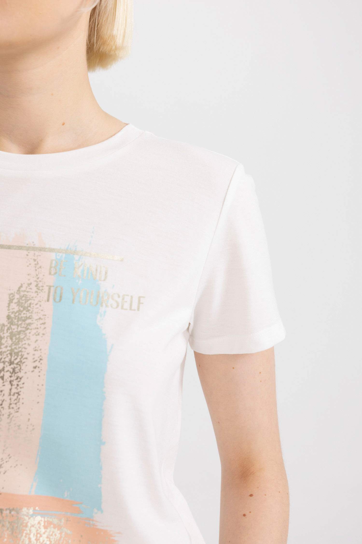 تيشيرت مطبوع قصة عادية برقبة مستديرة