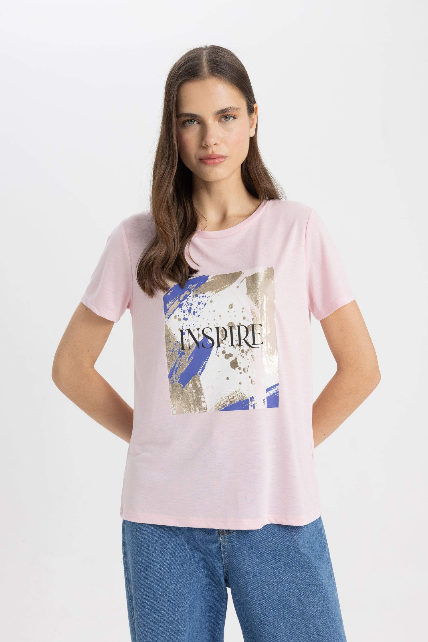 تي شيرت نص كم مطبوع بياقة مستديرة وقصة عادية