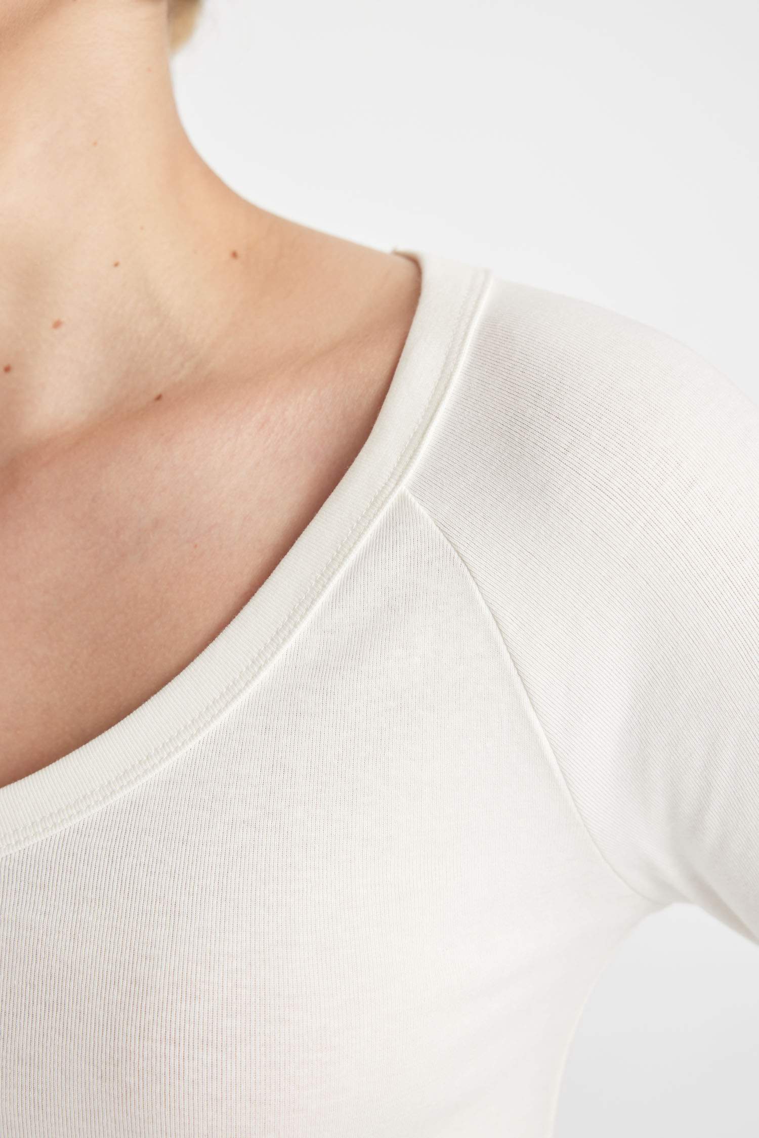 تيشيرت كم طويل سليم فيت مضلع بياقة V