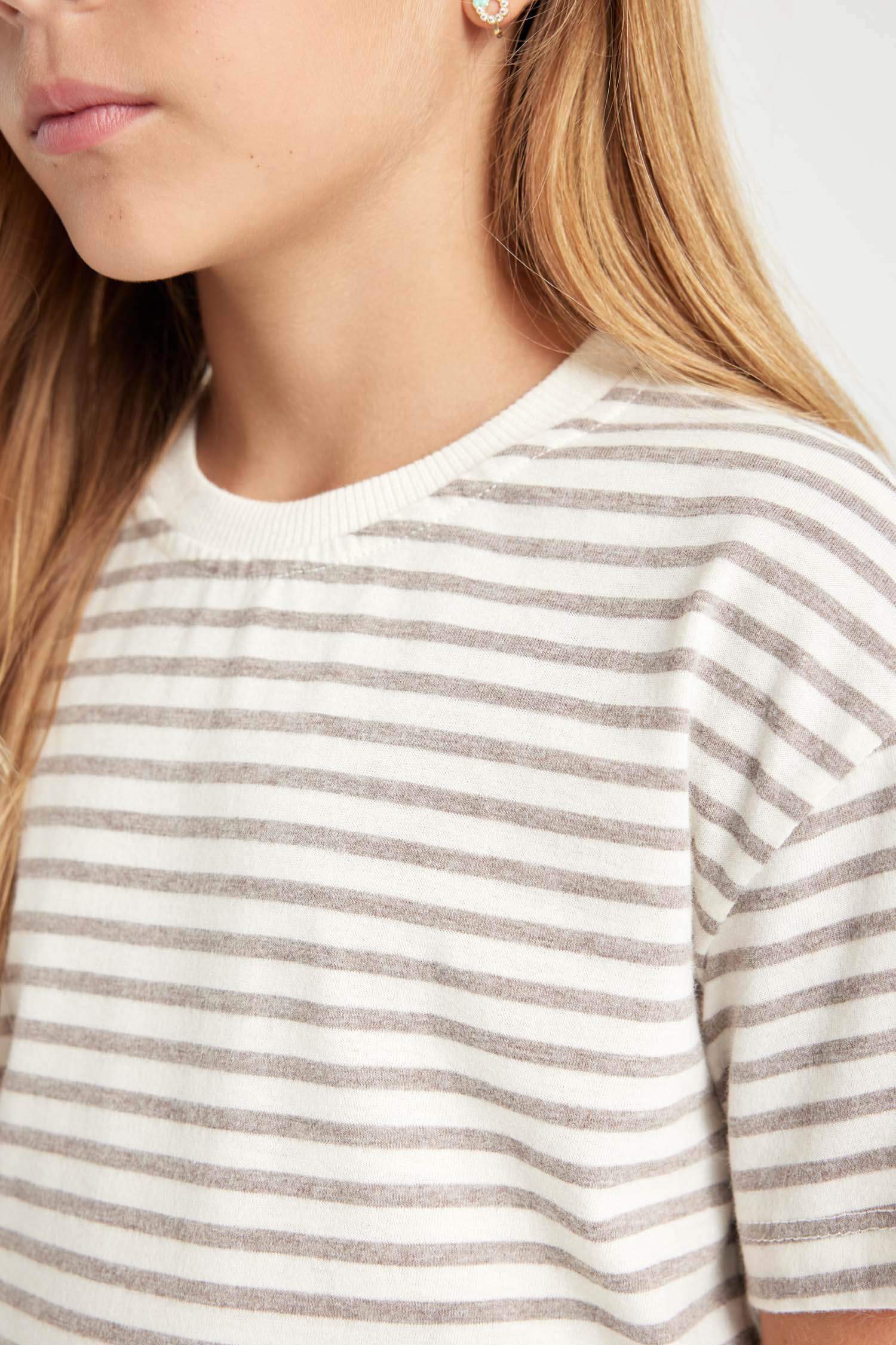 تيشيرت مخطط بناتي نص كم قصة مريحة برقبة مستديرة