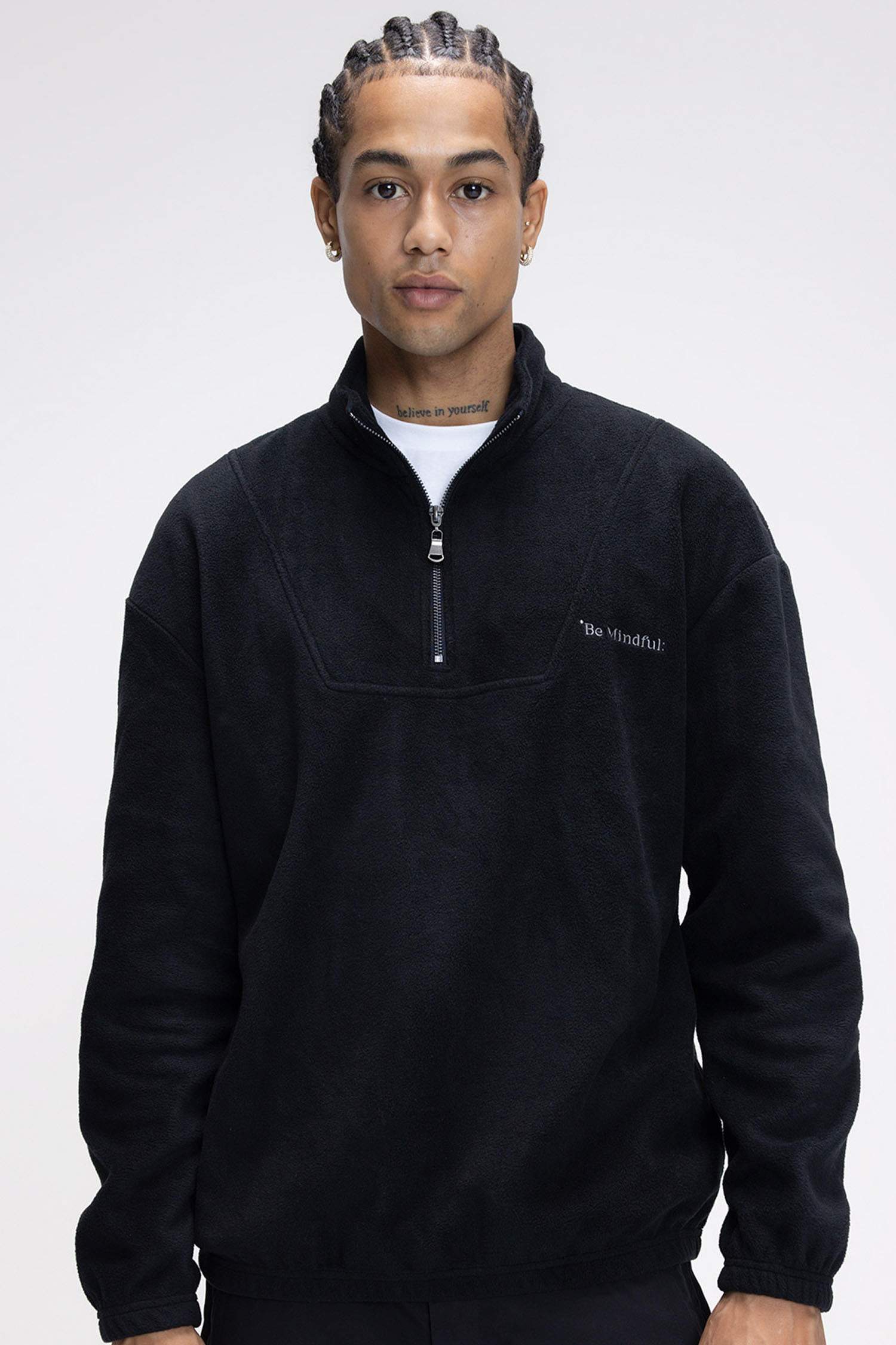 سويت شيرت اسود قطيفة قصة مريحة بياقة عالية بسوسته