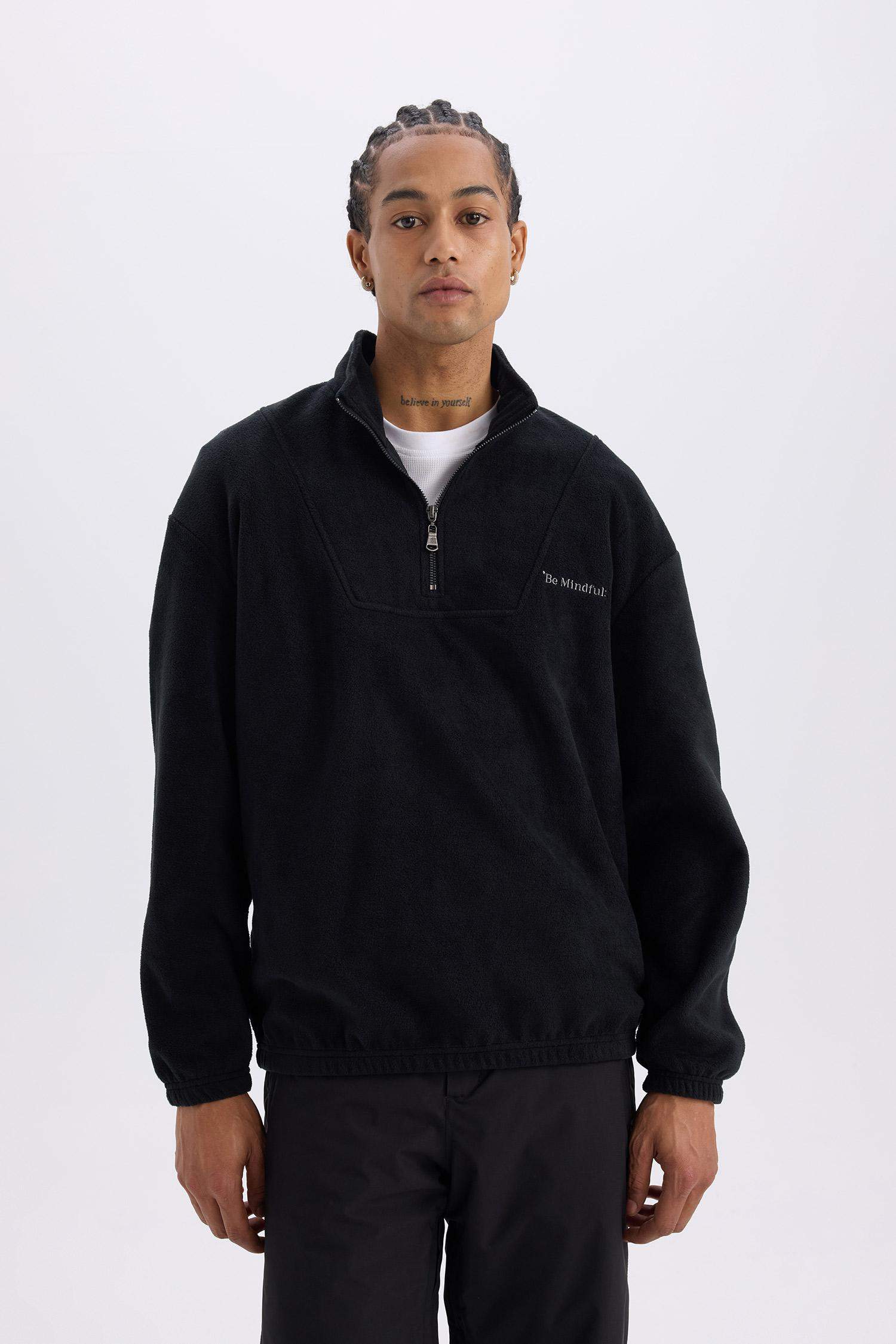 سويت شيرت اسود قطيفة قصة مريحة بياقة عالية بسوسته