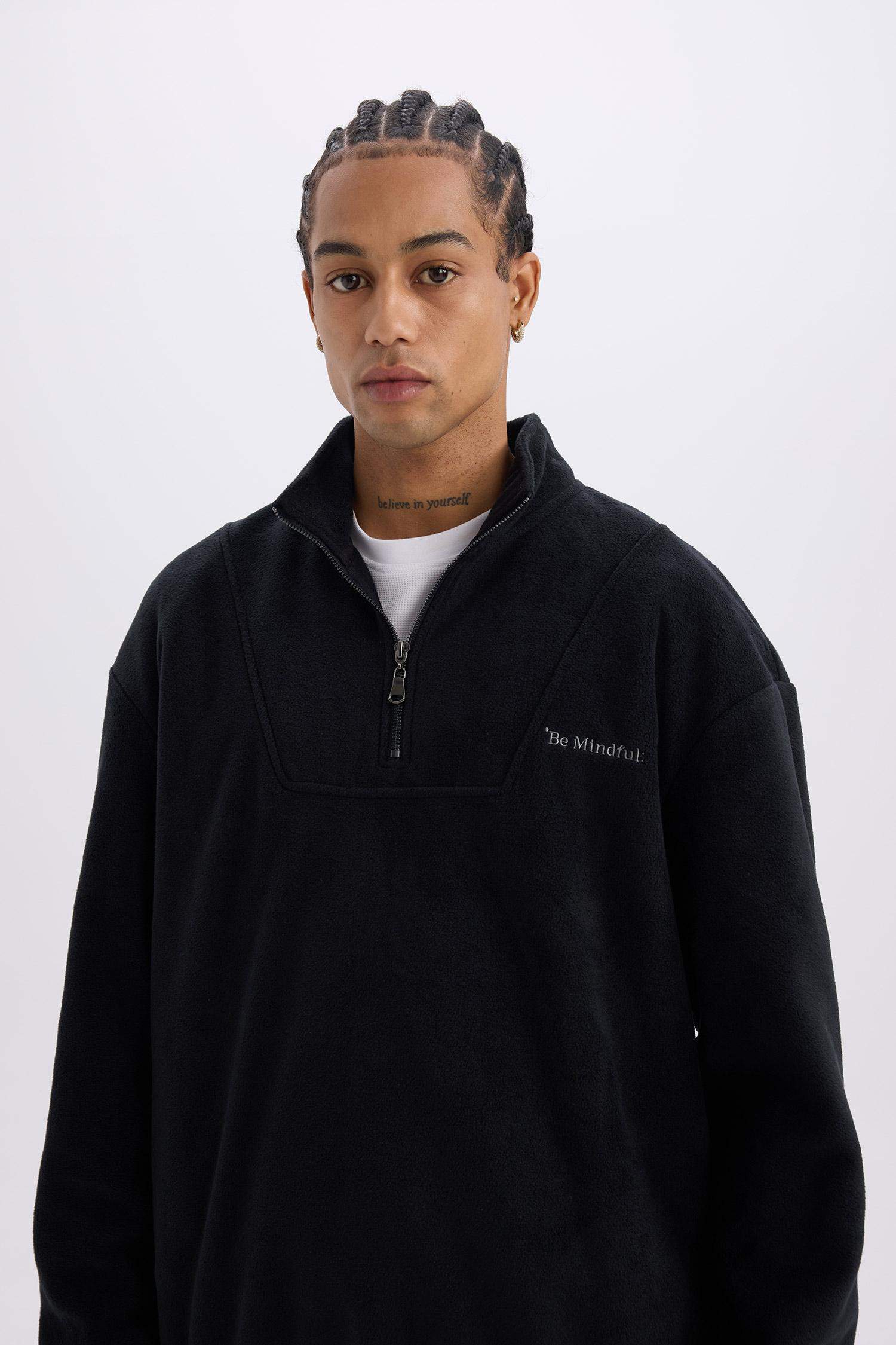 سويت شيرت اسود قطيفة قصة مريحة بياقة عالية بسوسته