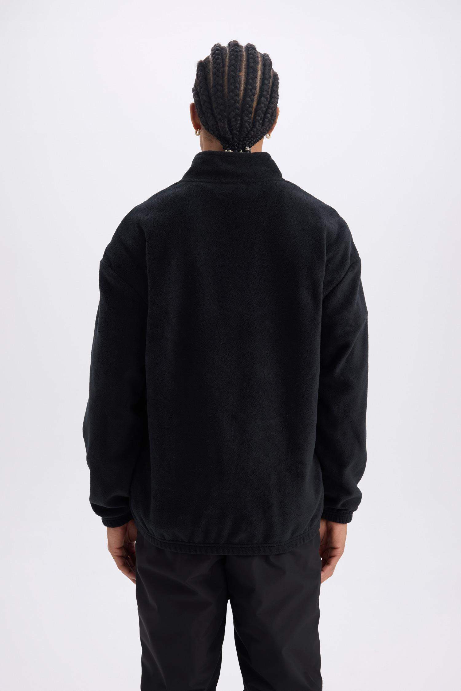 سويت شيرت اسود قطيفة قصة مريحة بياقة عالية بسوسته