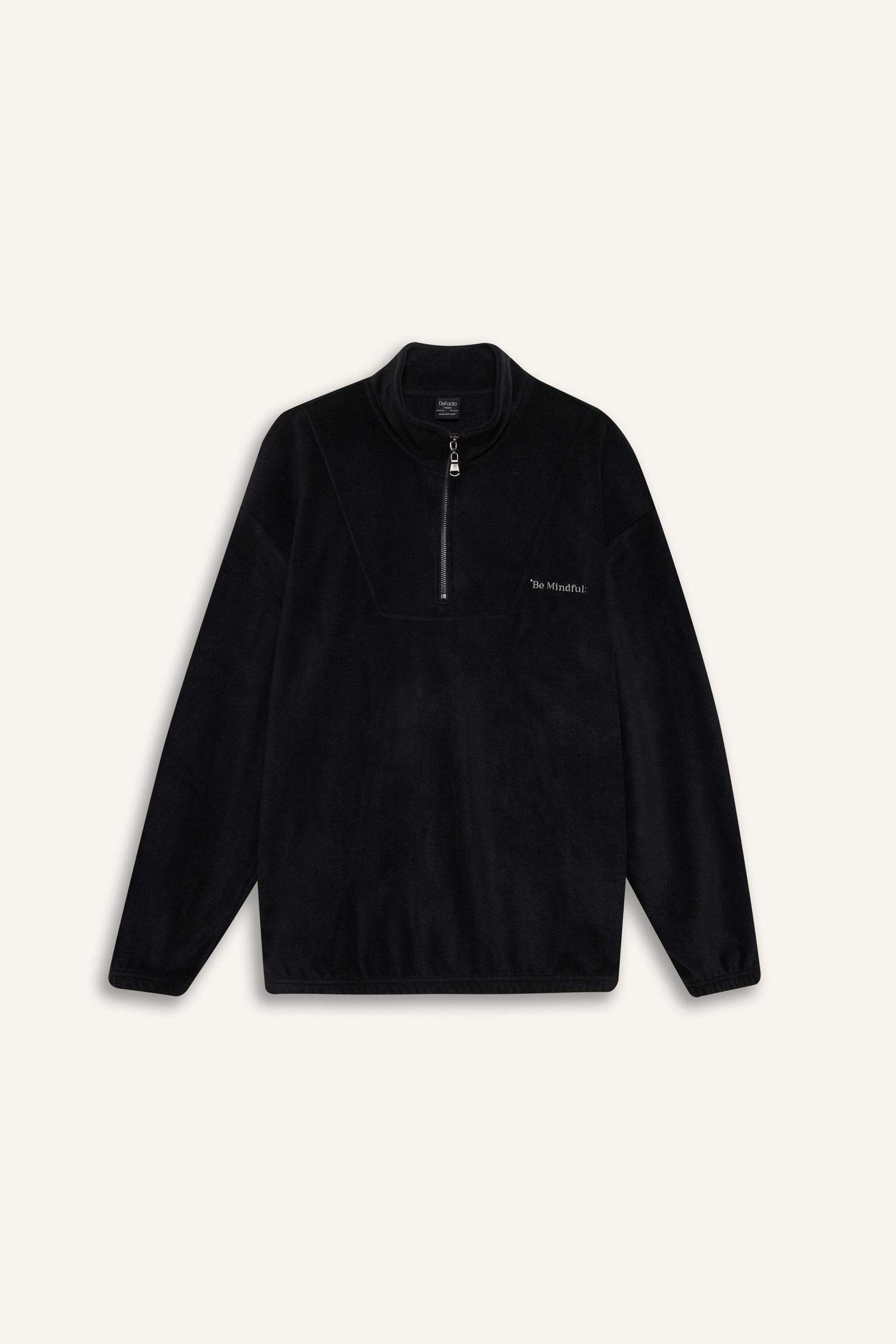 سويت شيرت اسود قطيفة قصة مريحة بياقة عالية بسوسته