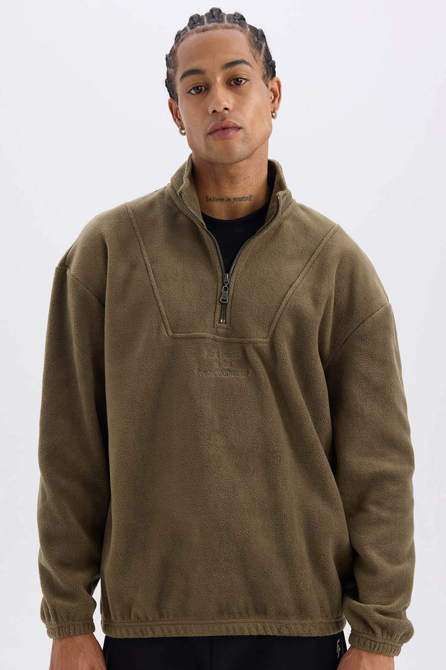 سويت شيرت قطيفة قصة مريحة بياقة عالية بسوسته