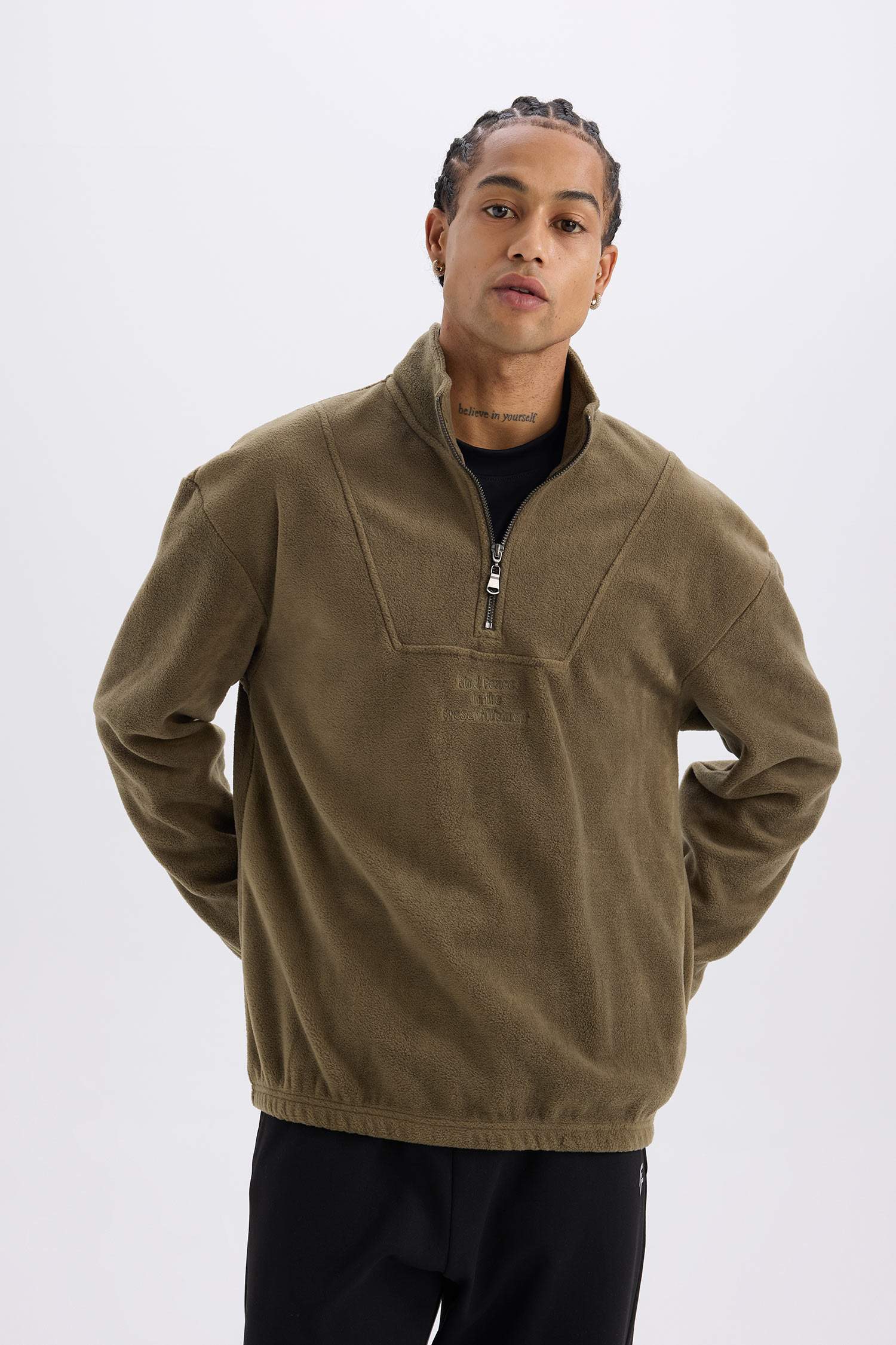 سويت شيرت قطيفة قصة مريحة بياقة عالية بسوسته