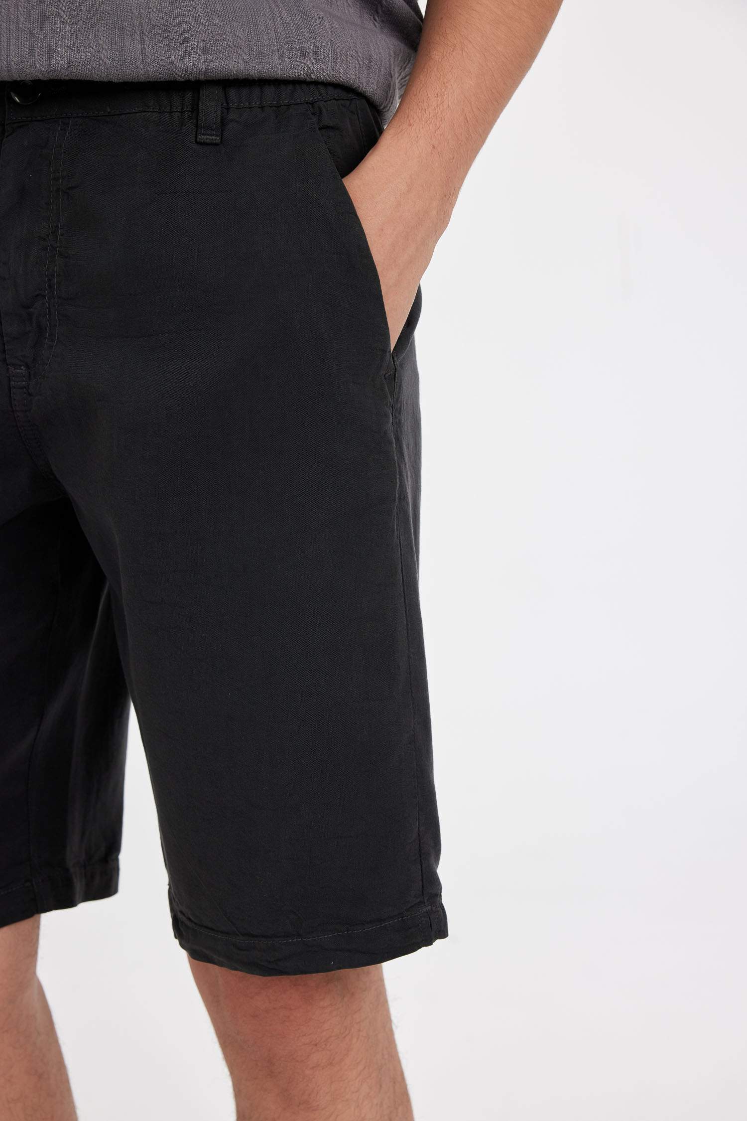 شورت برمودا قصة عادية برجل عادي