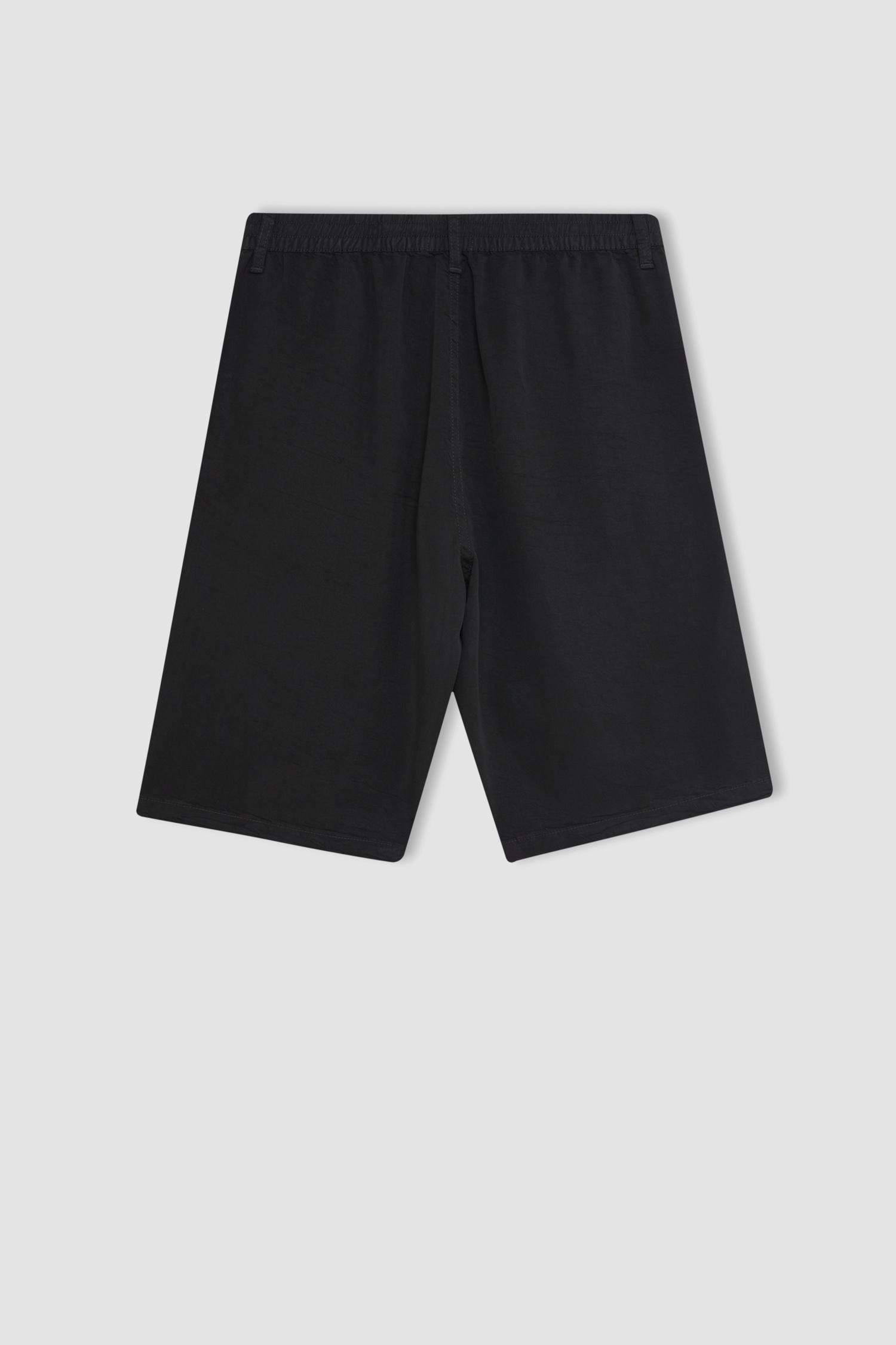 شورت برمودا قصة عادية برجل عادي