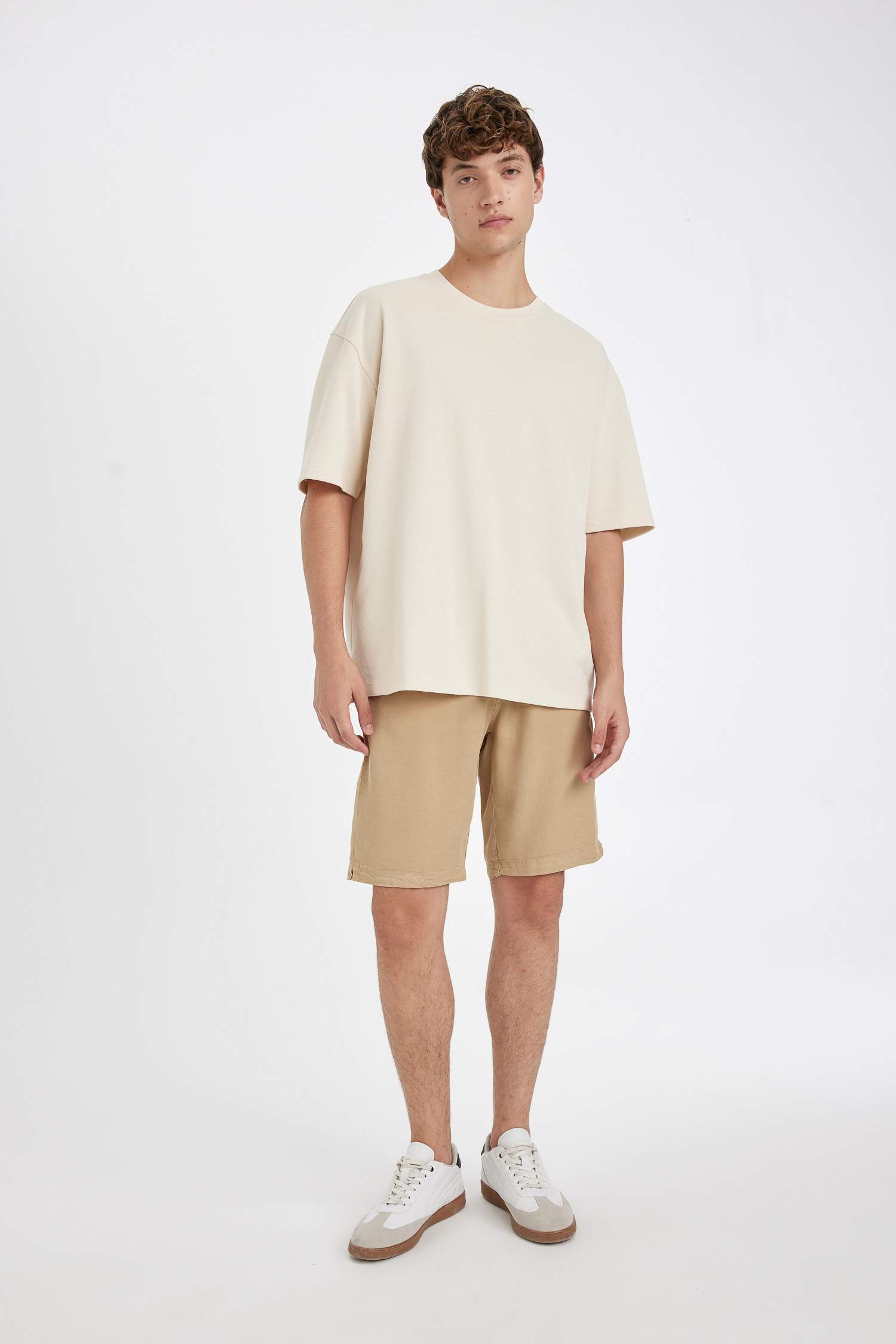 شورت برمودا قصة عادية برجل عادي