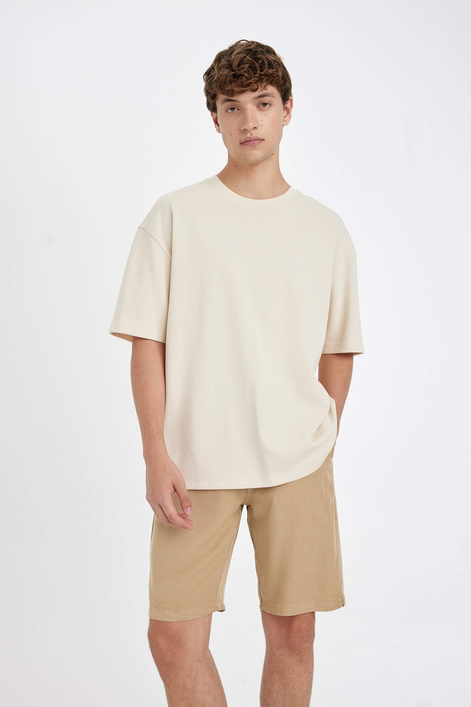 شورت برمودا قصة عادية برجل عادي