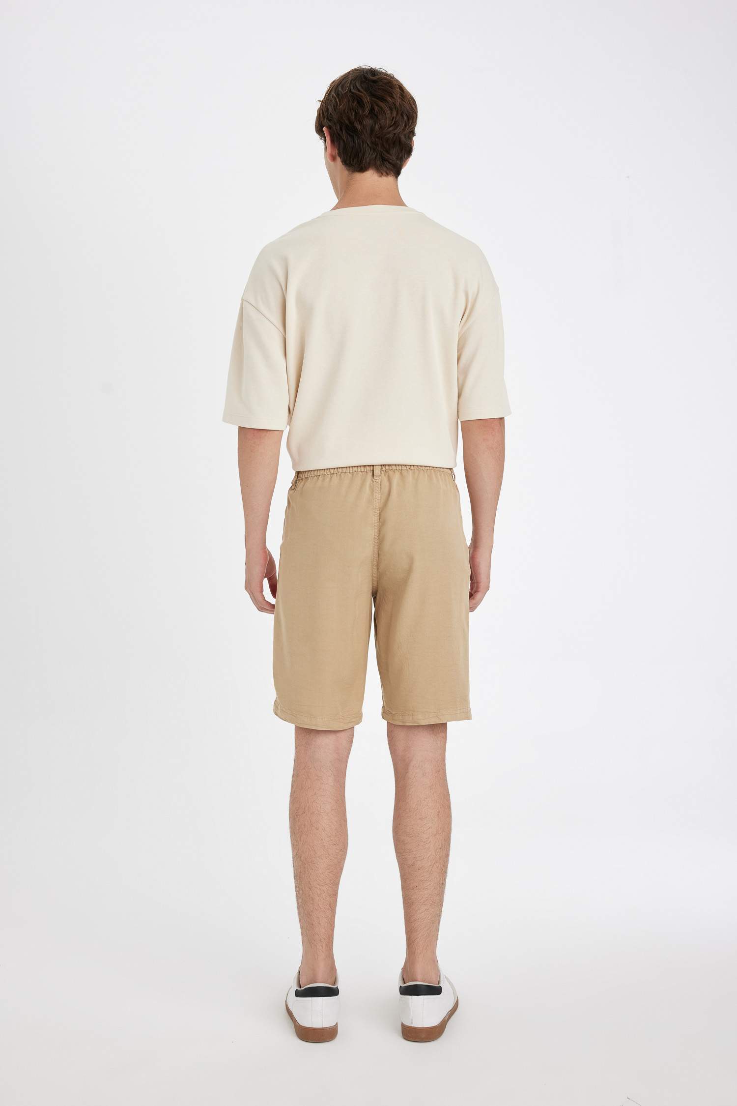 شورت برمودا قصة عادية برجل عادي