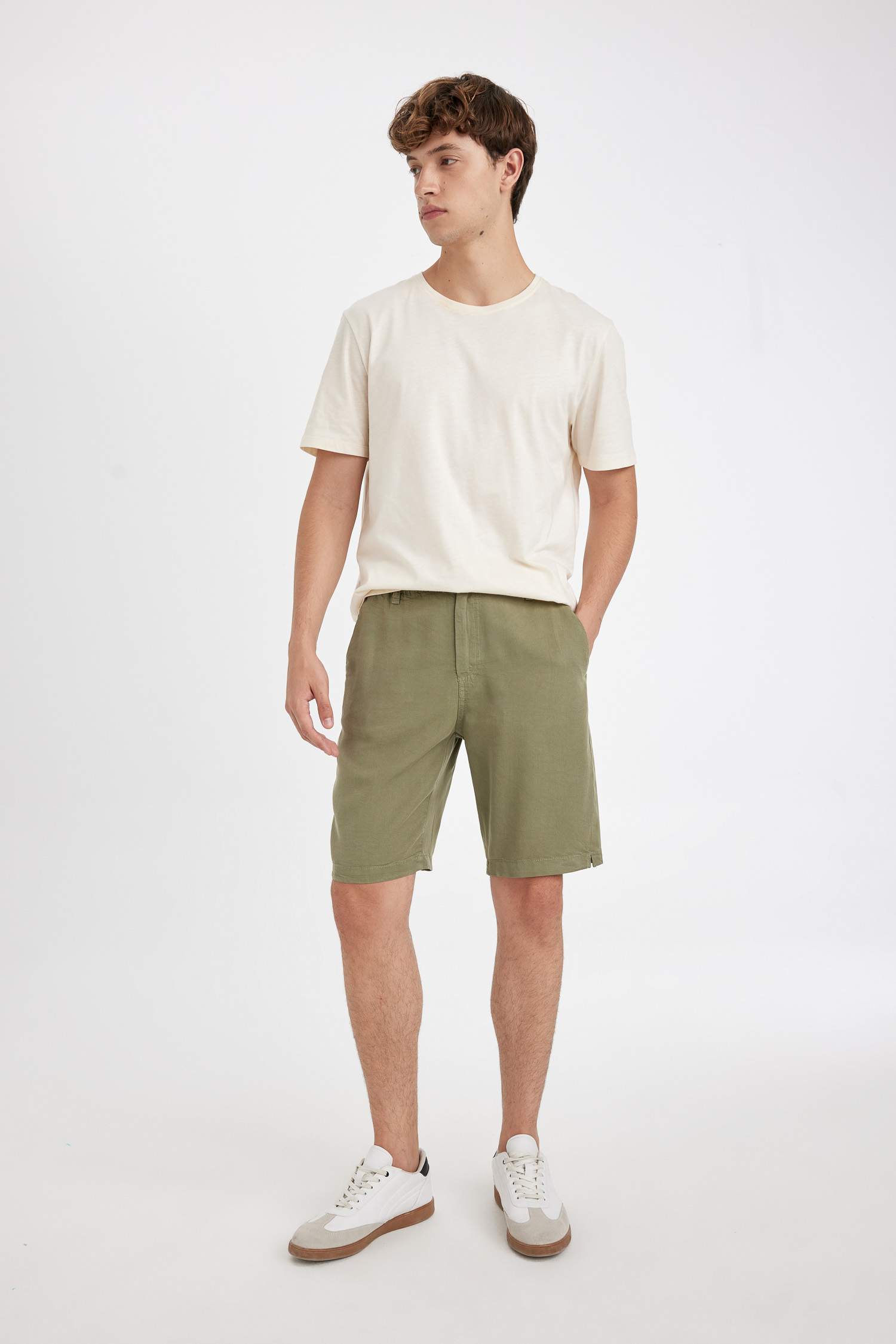 شورت برمودا قصة عادية