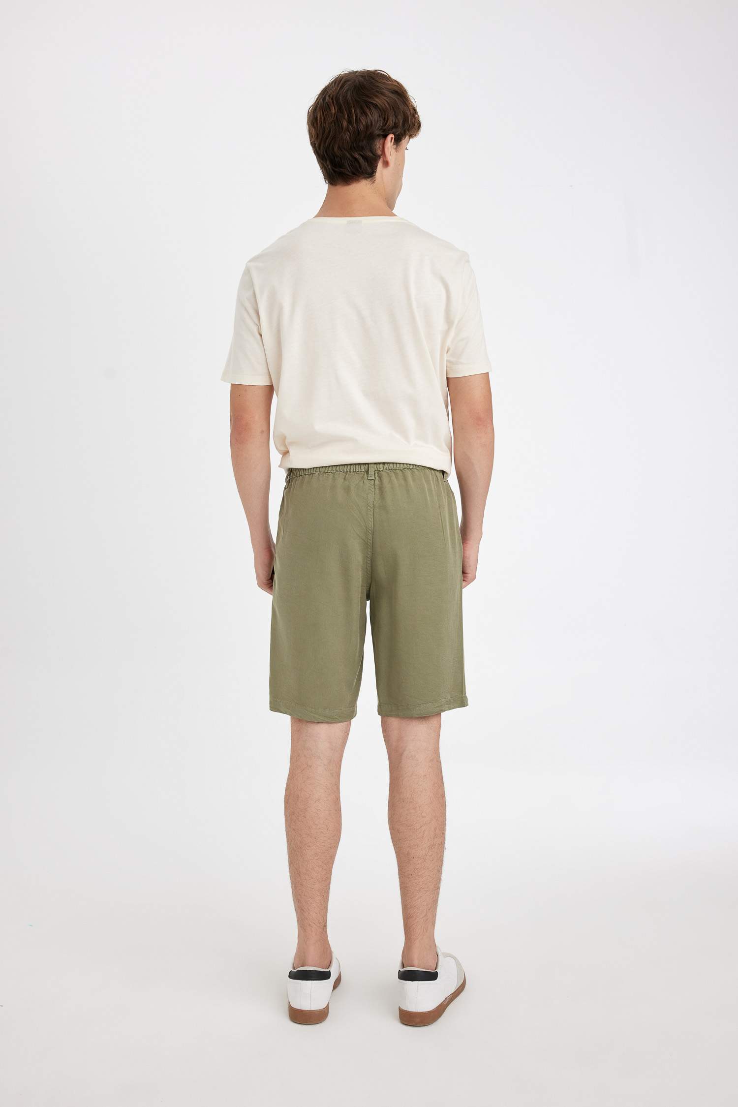 شورت برمودا قصة عادية