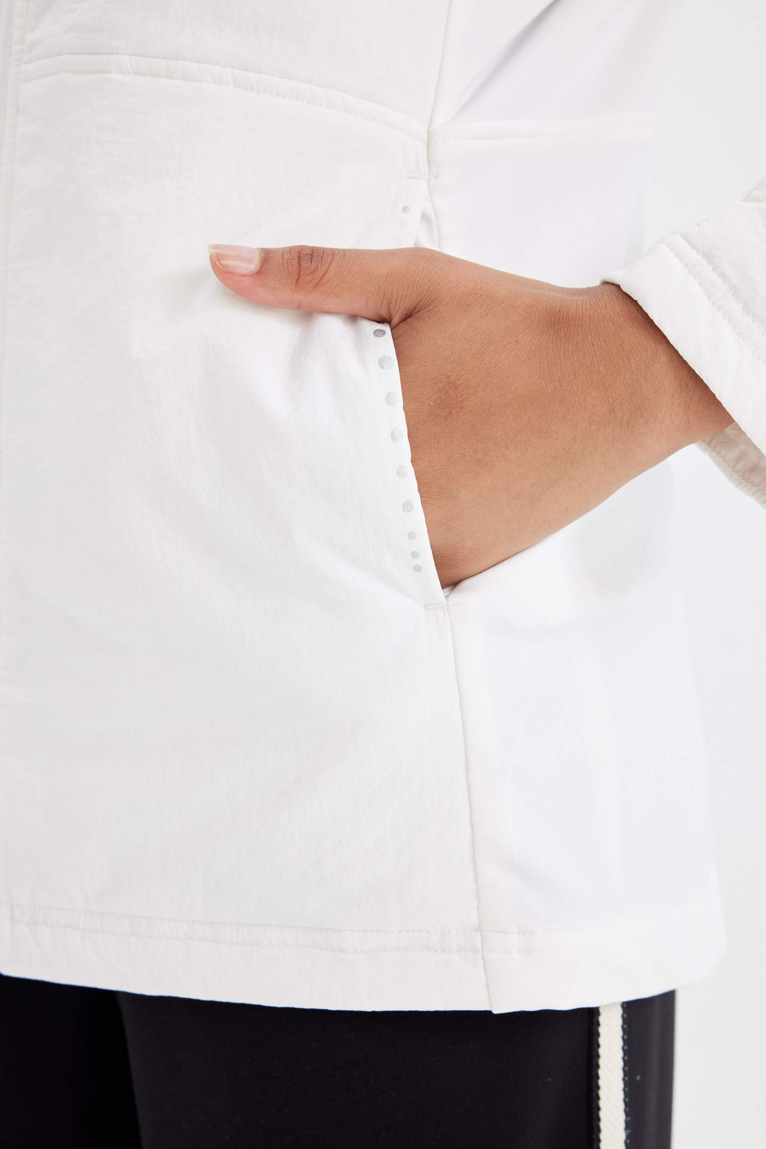 جاكيت خفيف سليم فيت بكابيشون وتر برووف من DeFactoFit