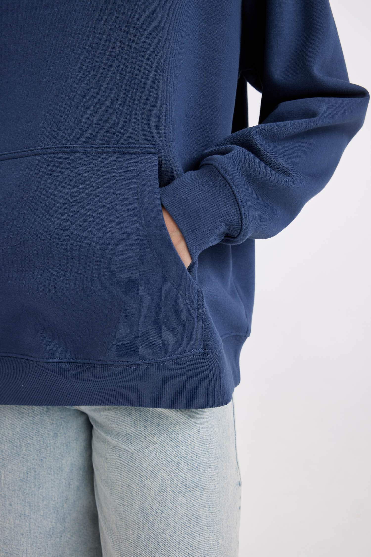 سويت شيرت اوفر سايز تقيل بكابيشون بجيب