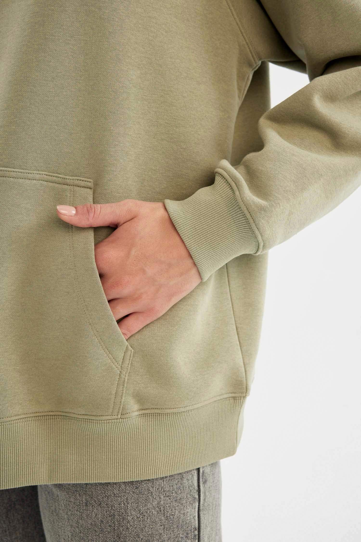 سويت شيرت اوفر سايز تقيل بكابيشون بجيب