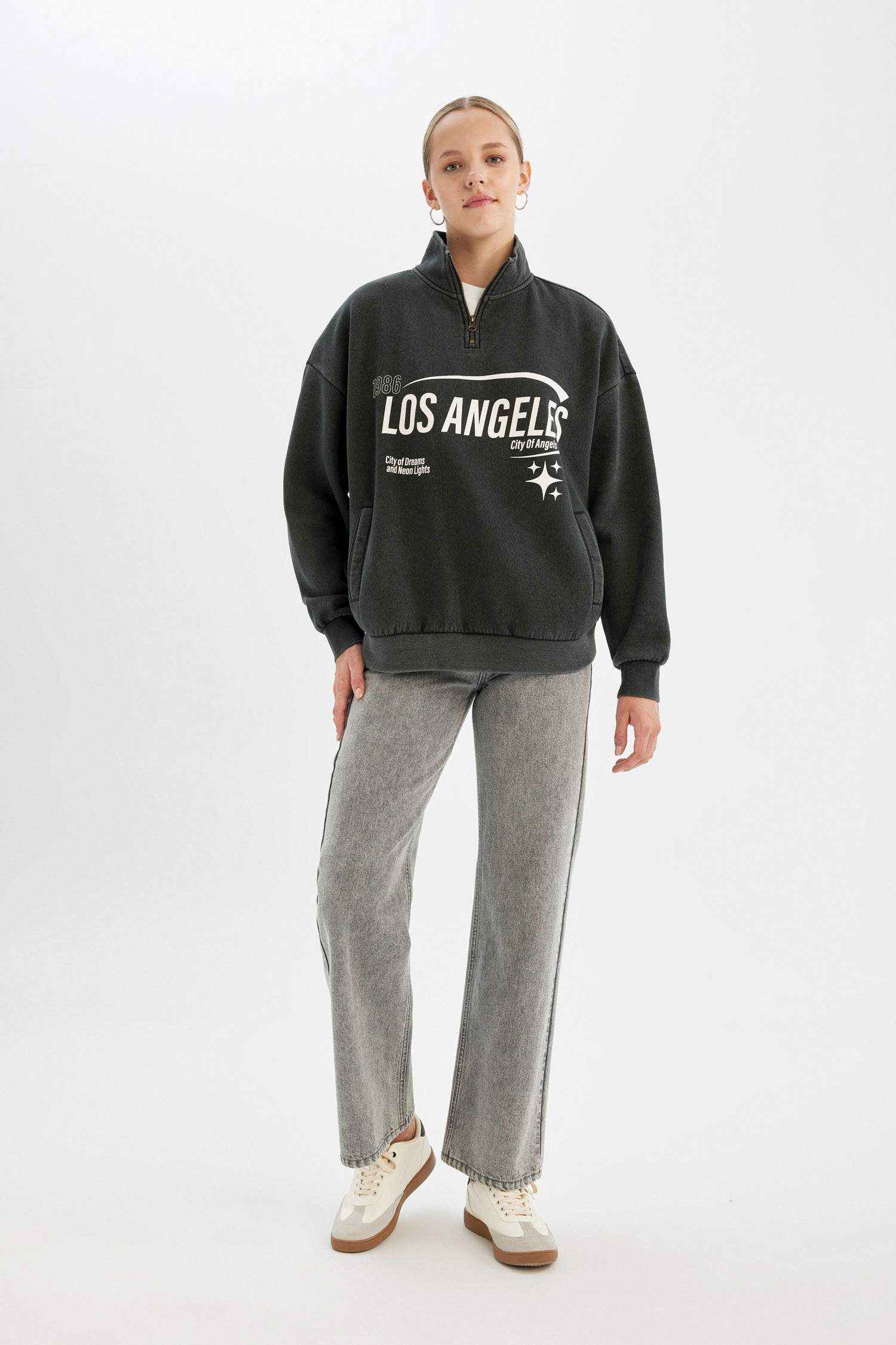 سويت شيرت ثقيل قصة فضفاضة بجيب نص سحاب