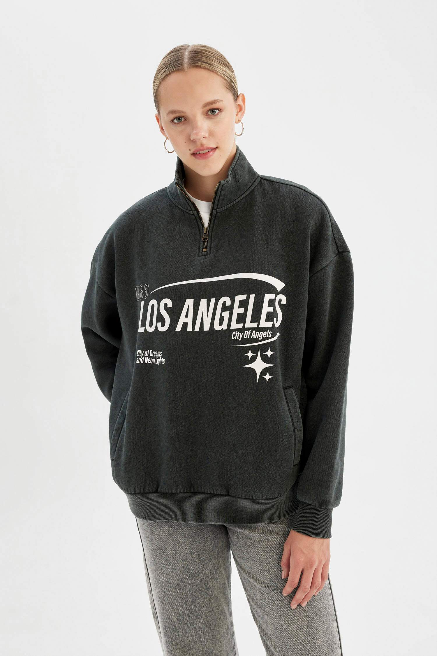 سويت شيرت ثقيل قصة فضفاضة بجيب نص سحاب