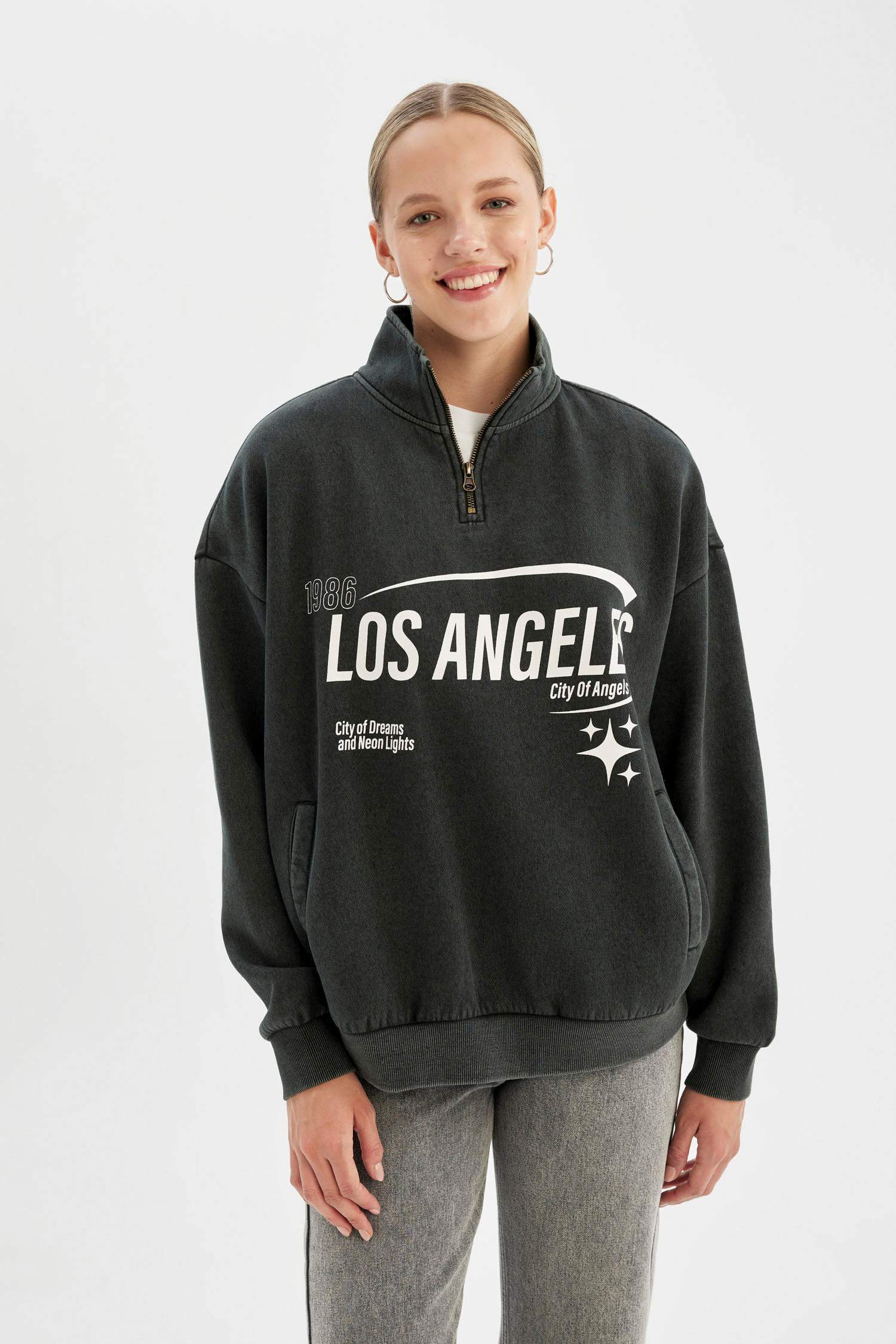 سويت شيرت ثقيل قصة فضفاضة بجيب نص سحاب