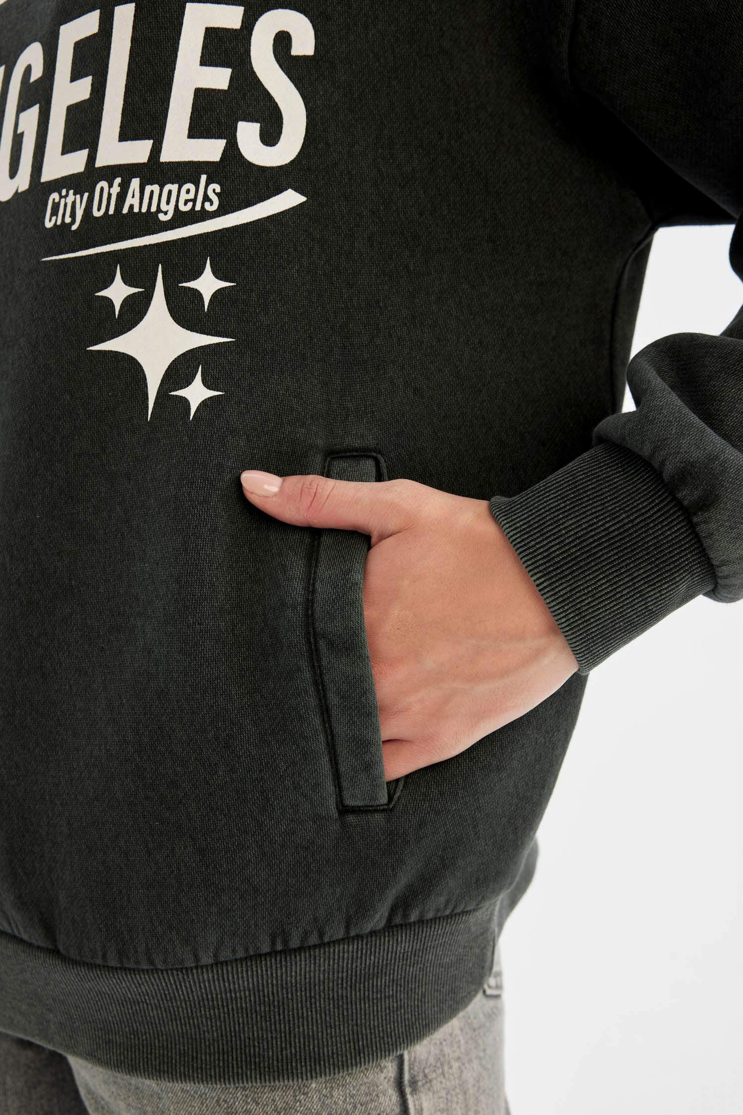 سويت شيرت ثقيل قصة فضفاضة بجيب نص سحاب