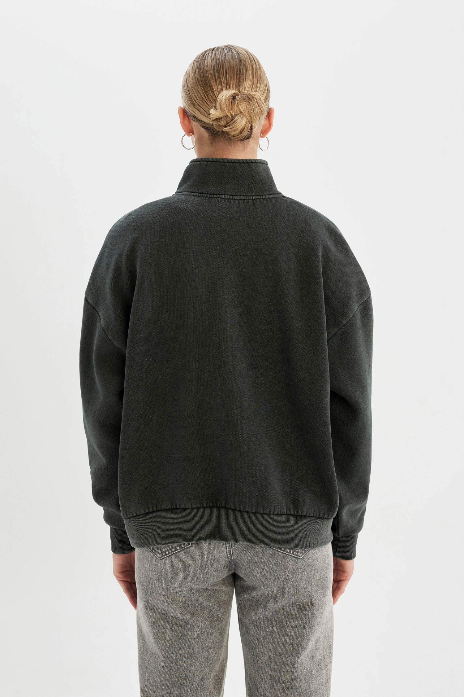 سويت شيرت ثقيل قصة فضفاضة بجيب نص سحاب