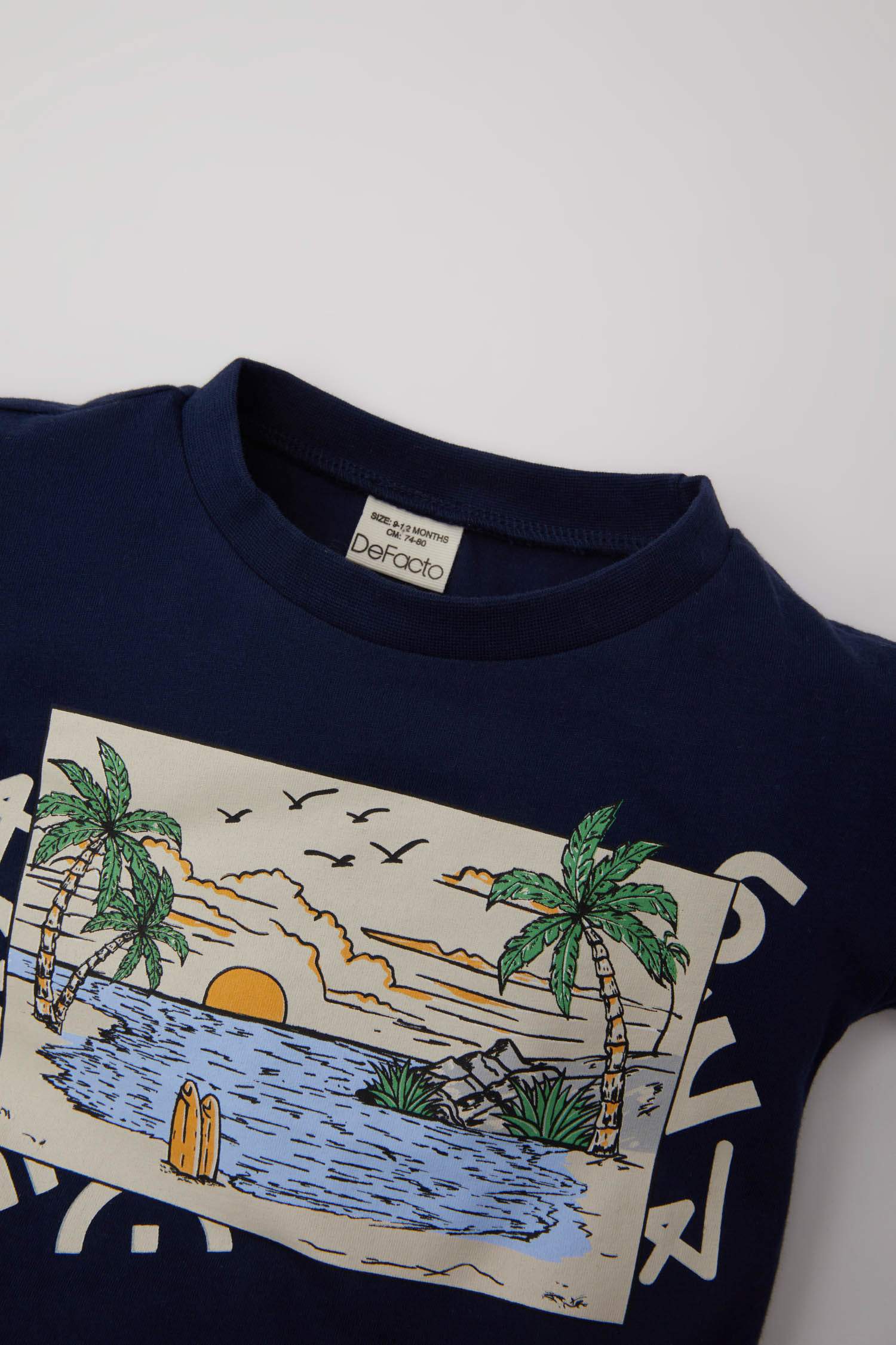 تيشيرت ولادي بطبعة شعار قصة عادية