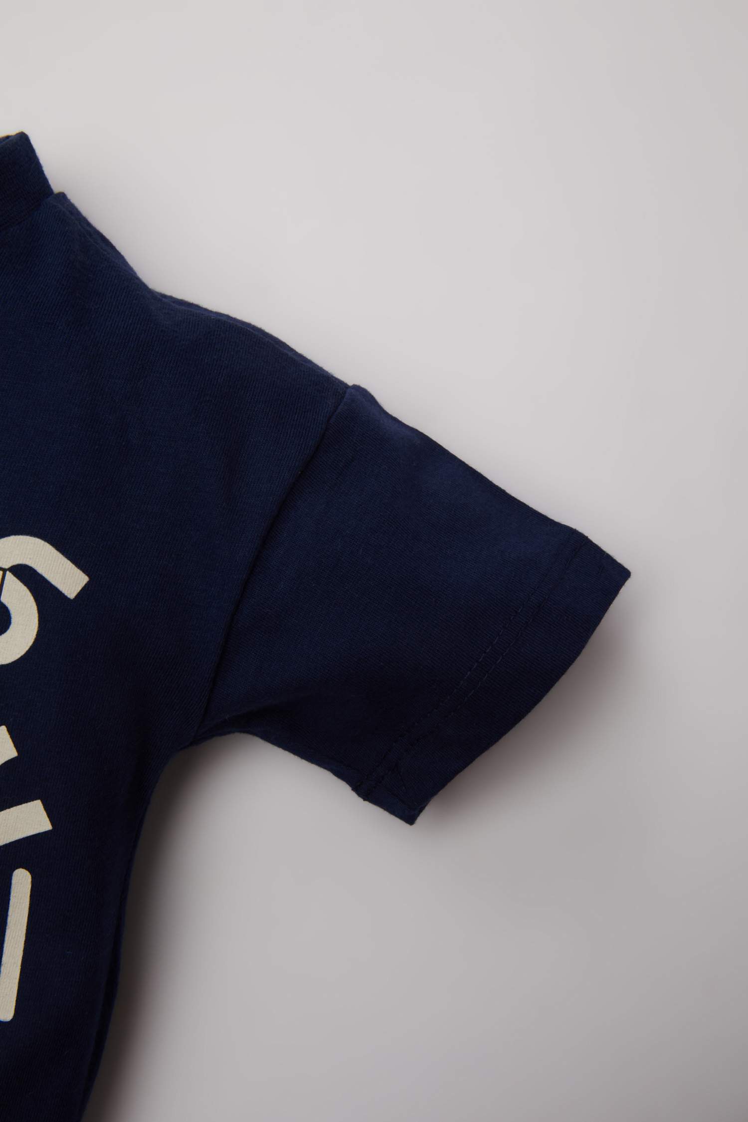 تيشيرت ولادي بطبعة شعار قصة عادية