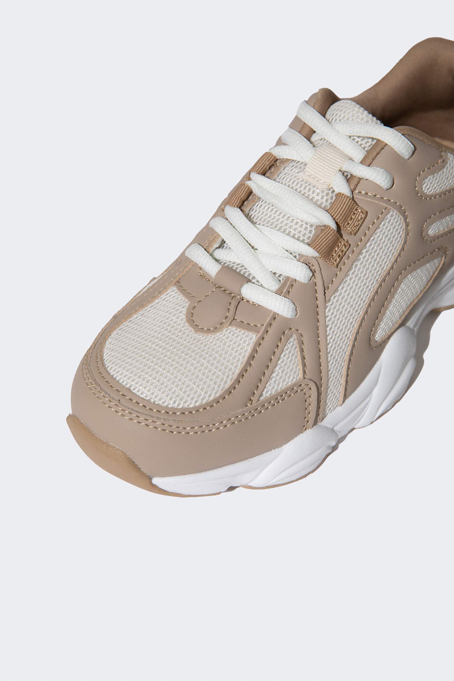 حذاء رياضي بكعب عالي للجنسين