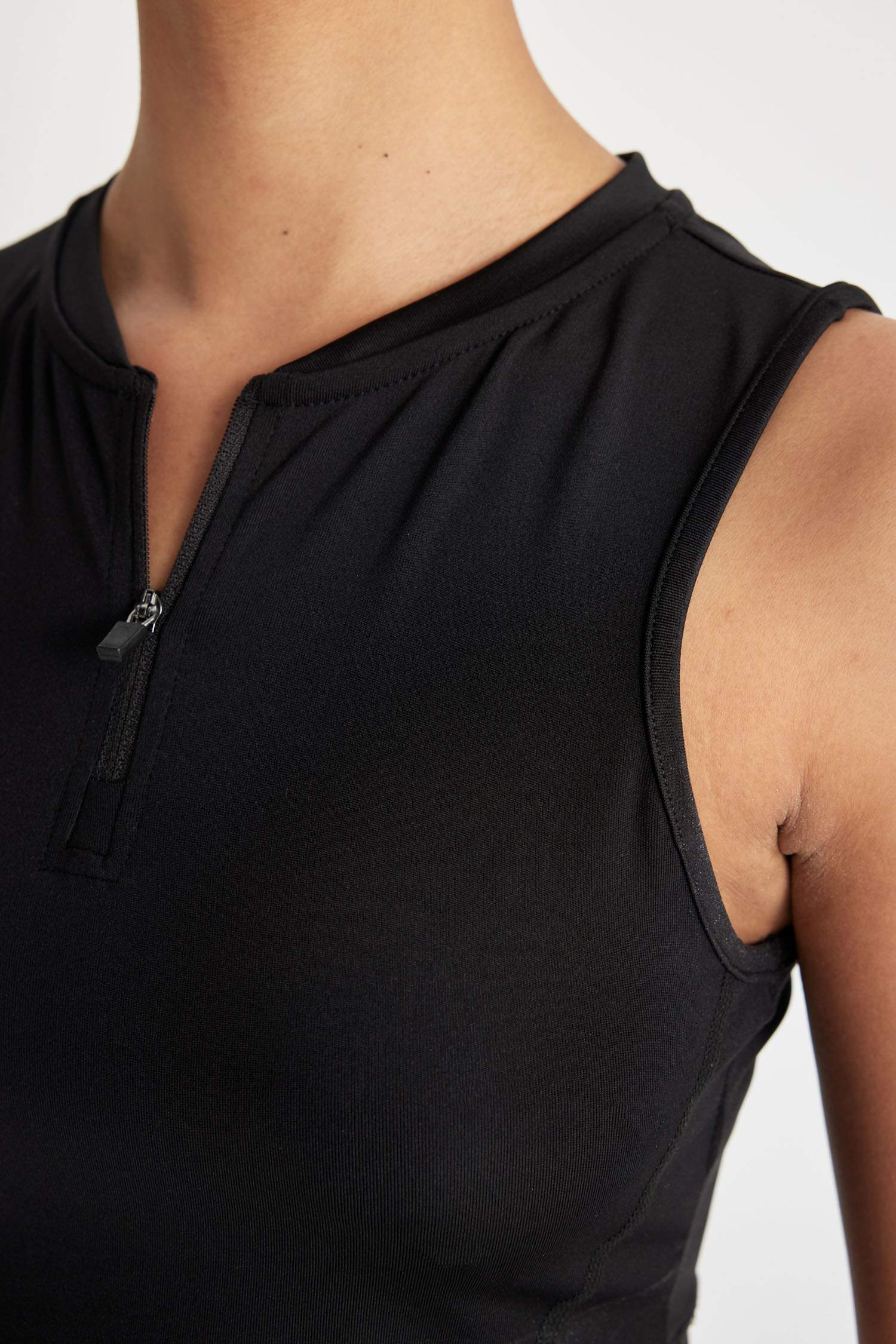 Débardeur de sport court à col rond