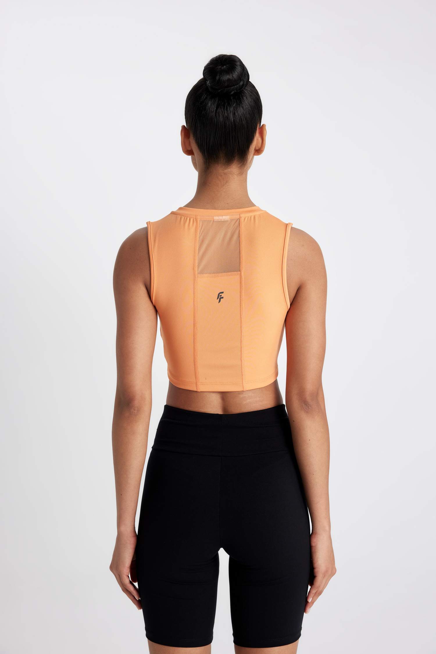 كروب توب رياضي برقبة مستديرة بدون كم