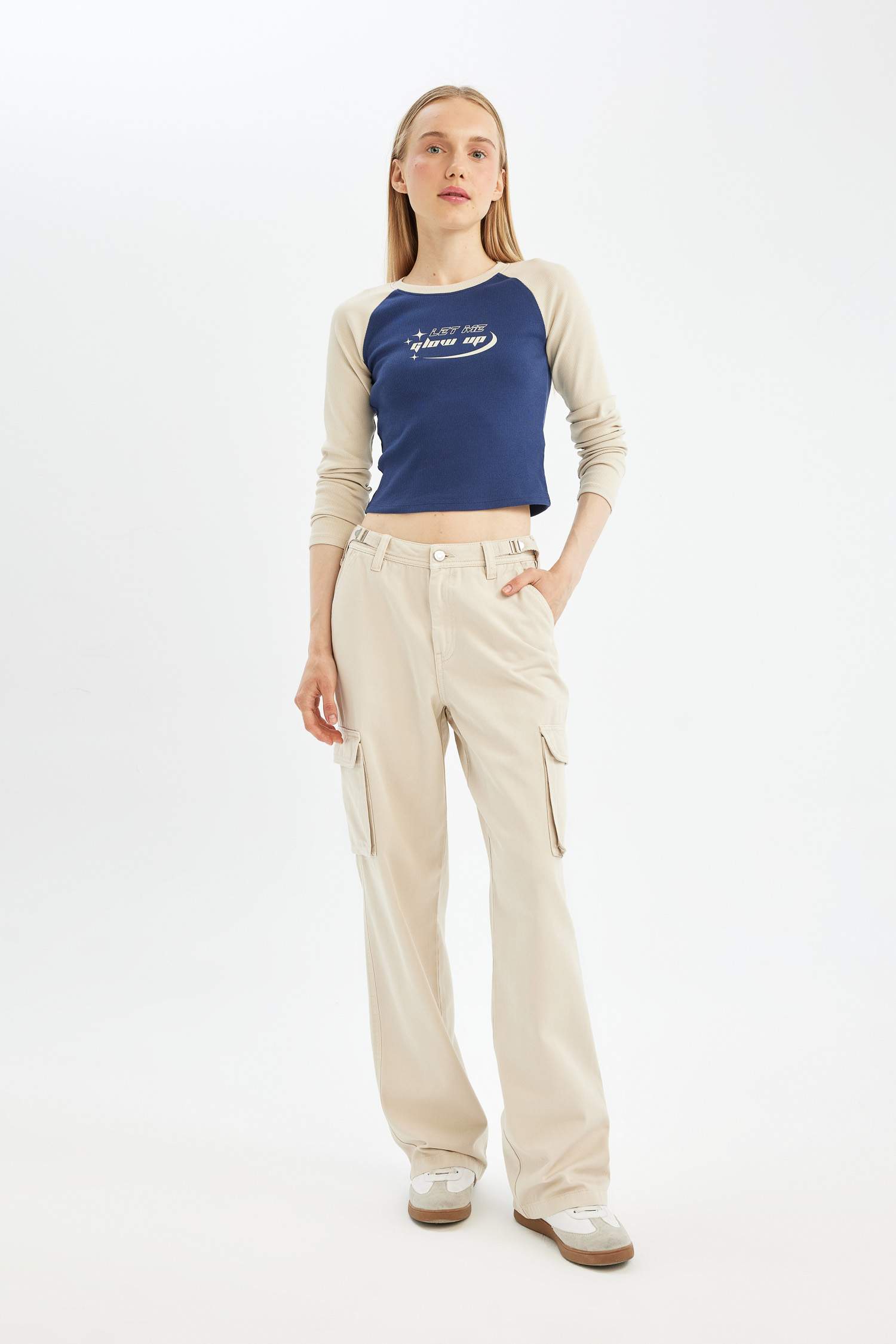 تيشيرت كم طويل سليم فيت مضلع طبعة شعار