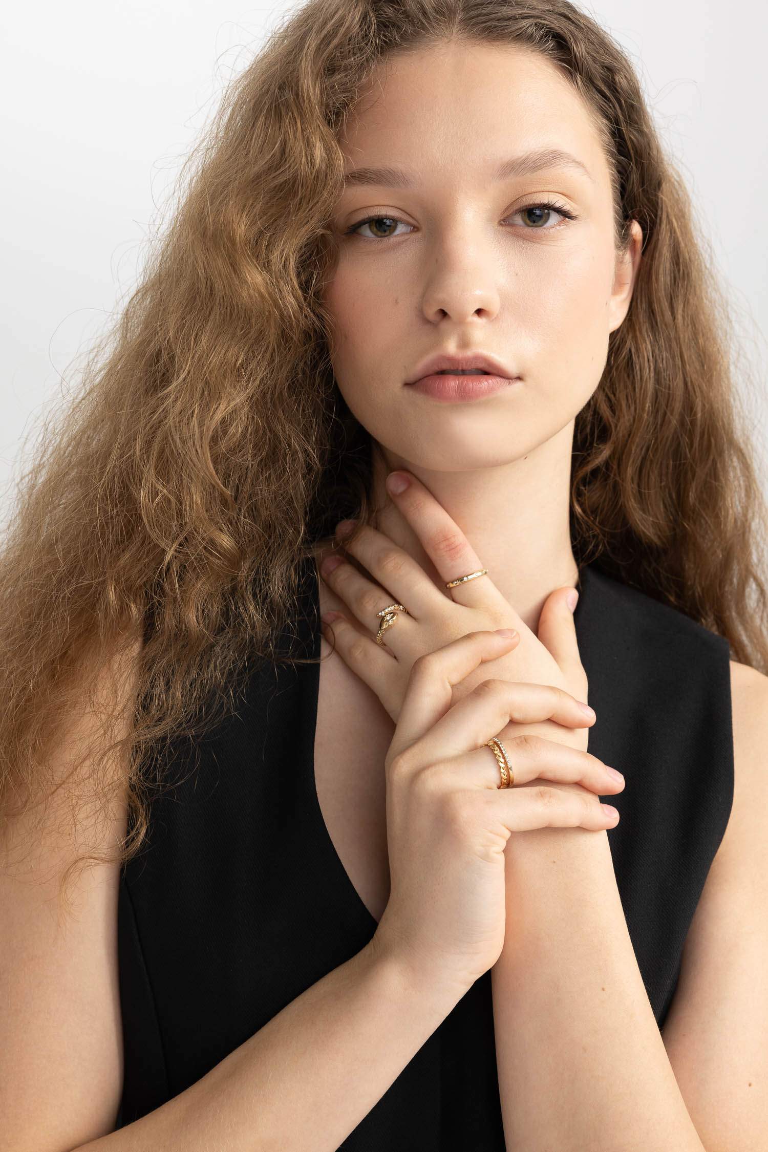 Woman 5 Piece Gold Rings