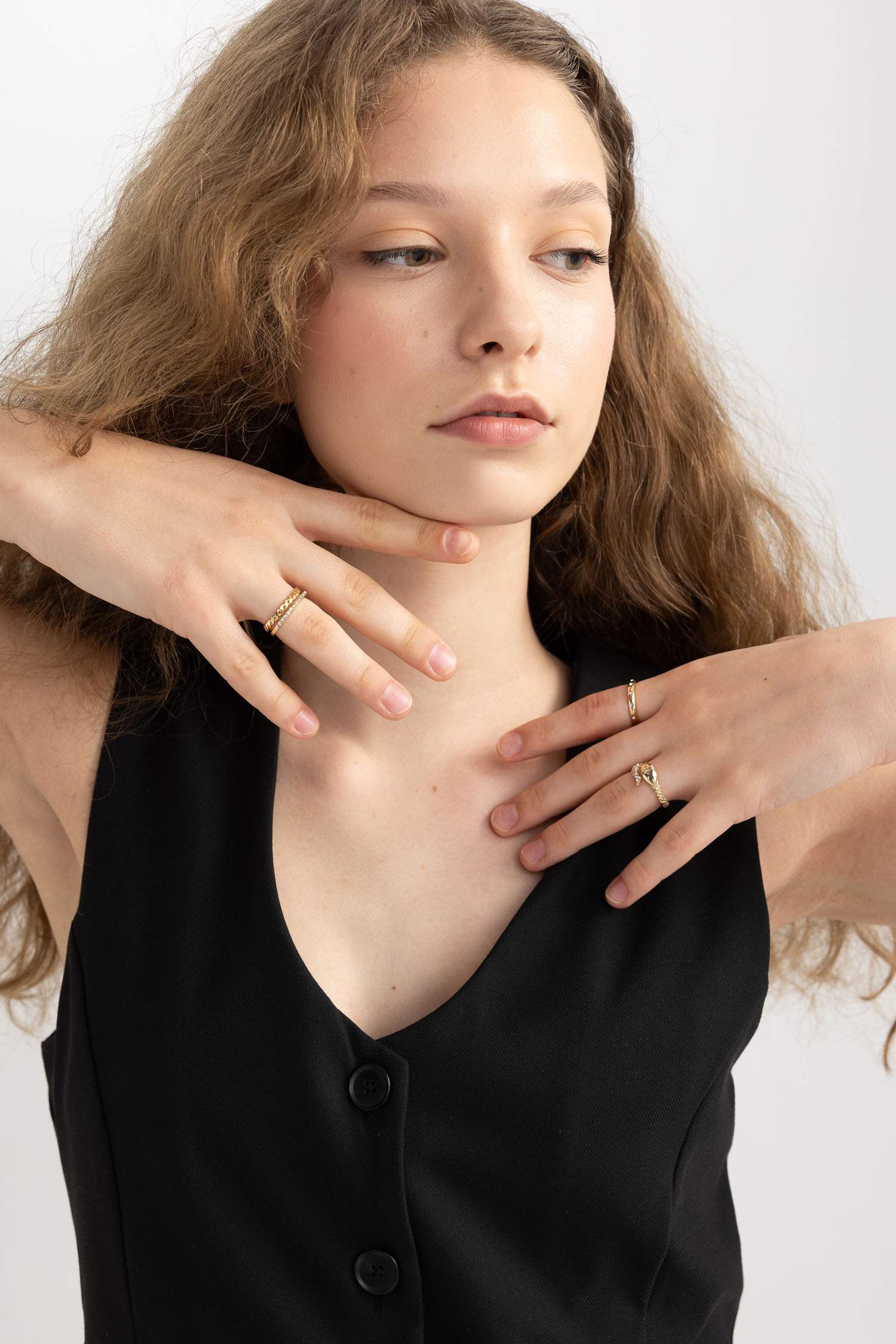 Woman 5 Piece Gold Rings