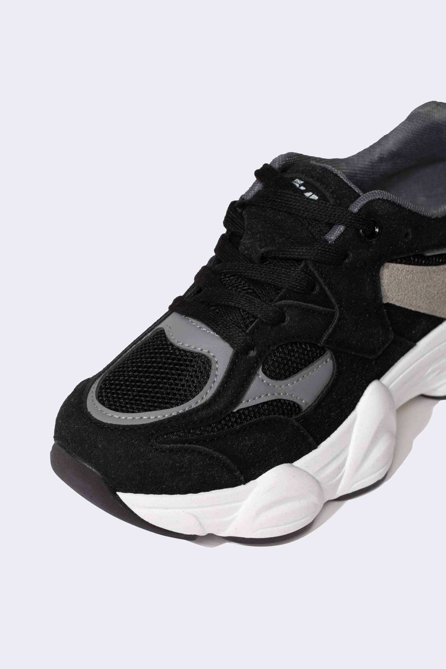 حذاء رياضي ولادي بكعب عالي