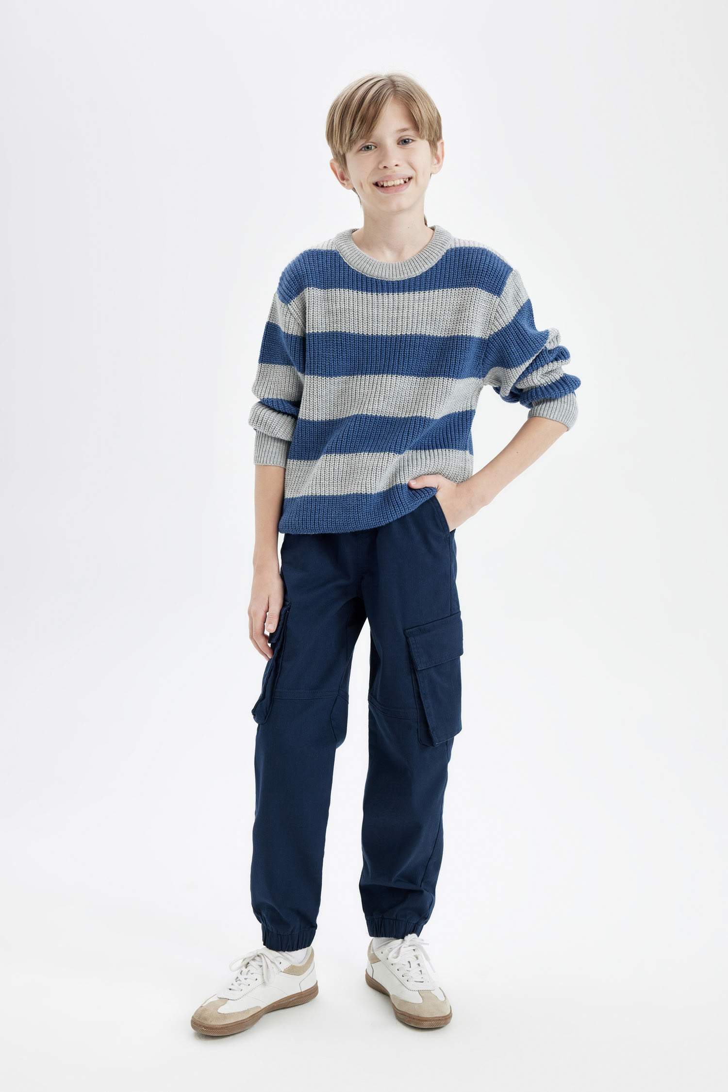 Свитер стандартного кроя с круглым вырезом