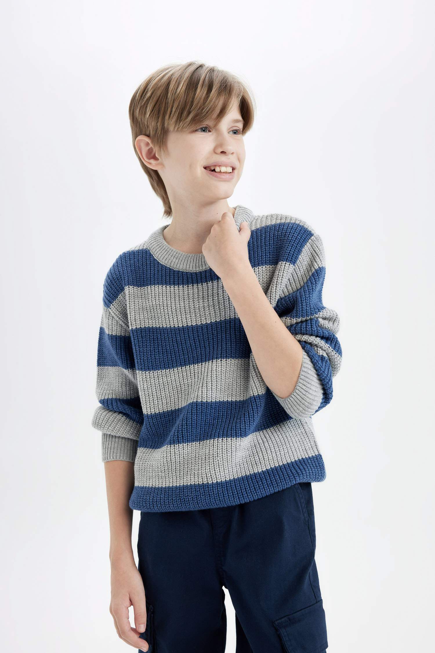 Свитер стандартного кроя с круглым вырезом